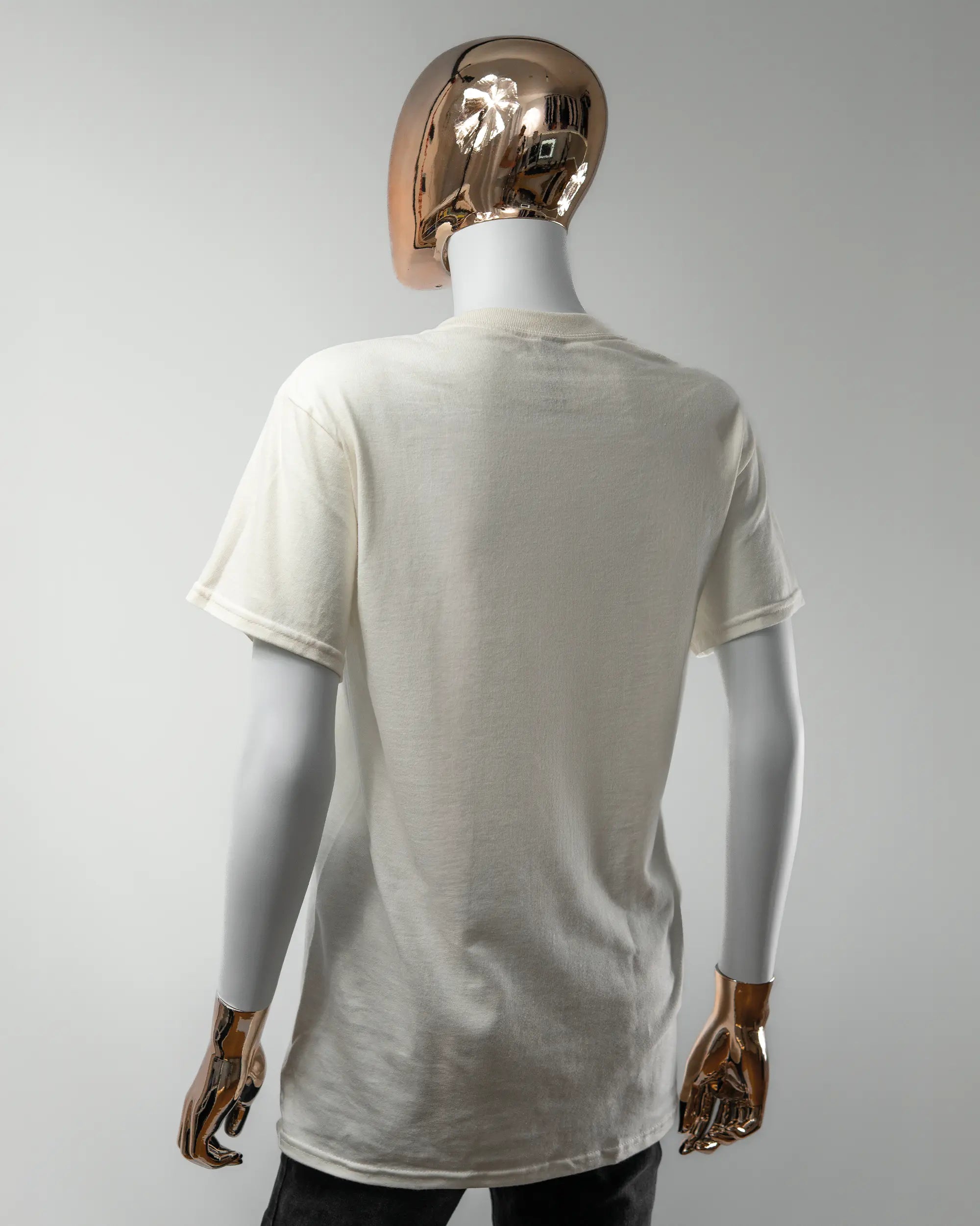 Rückseite des Basic Unisex T-Shirt Regular von Maondo ohne Motiv in der Farbe White und in der Größe S getragen von einer femininen Puppe