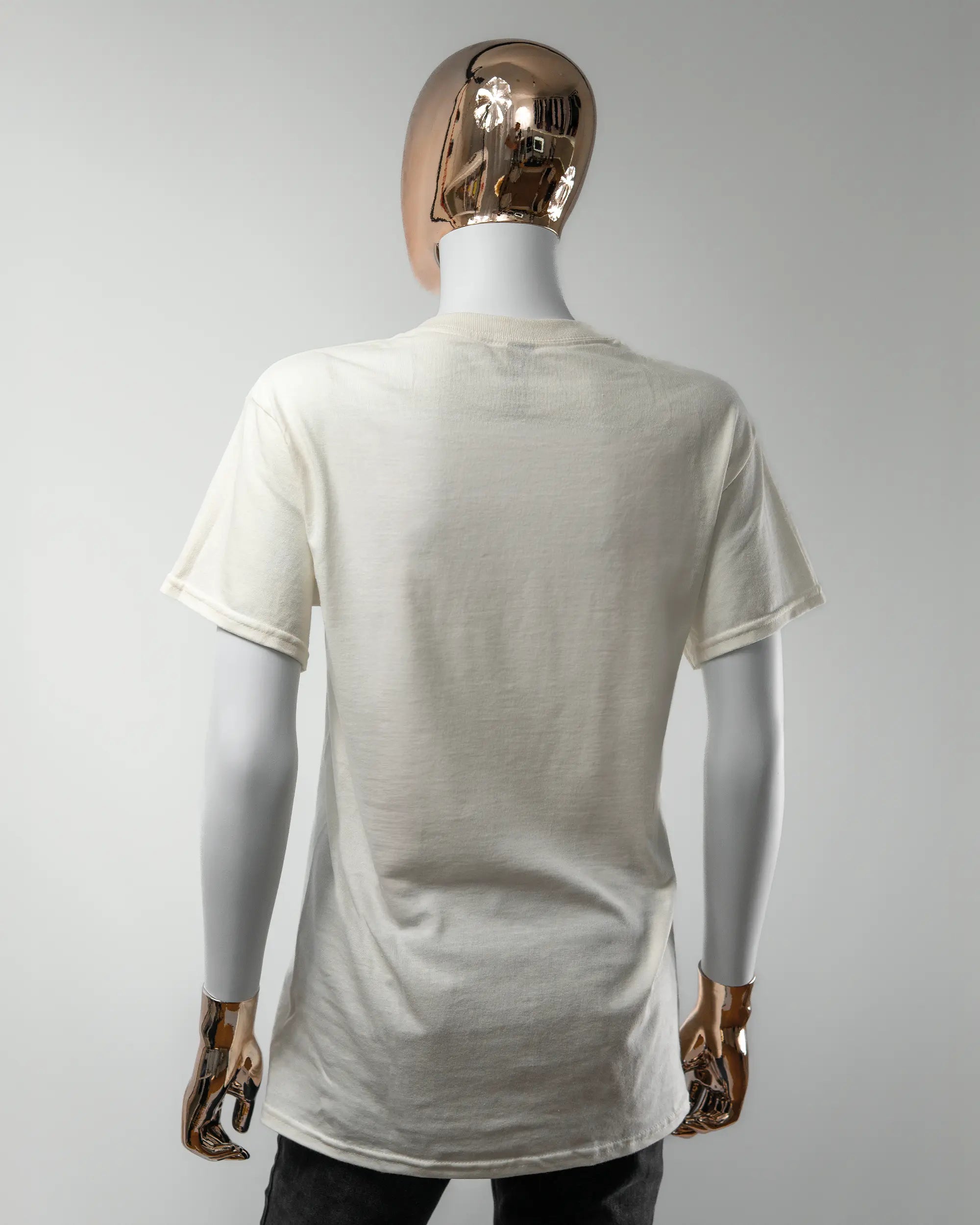 Rückseite des Basic Unisex T-Shirt Regular von Maondo ohne Motiv in der Farbe White und in der Größe S getragen von einer femininen Puppe