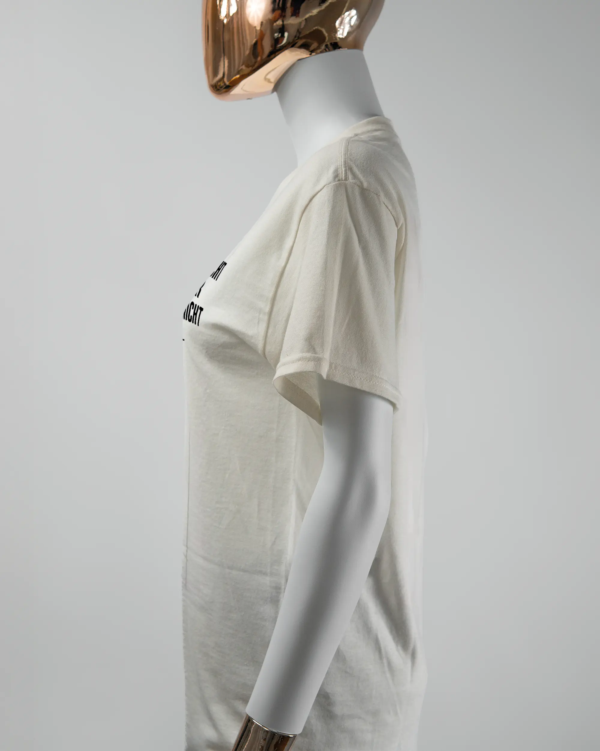 Seitenansicht des Basic Unisex T-Shirt Regular von Maondo mit dem Design Wegzeug vorne in der Farbe White und in der Größe S getragen von einer femininen Puppe
