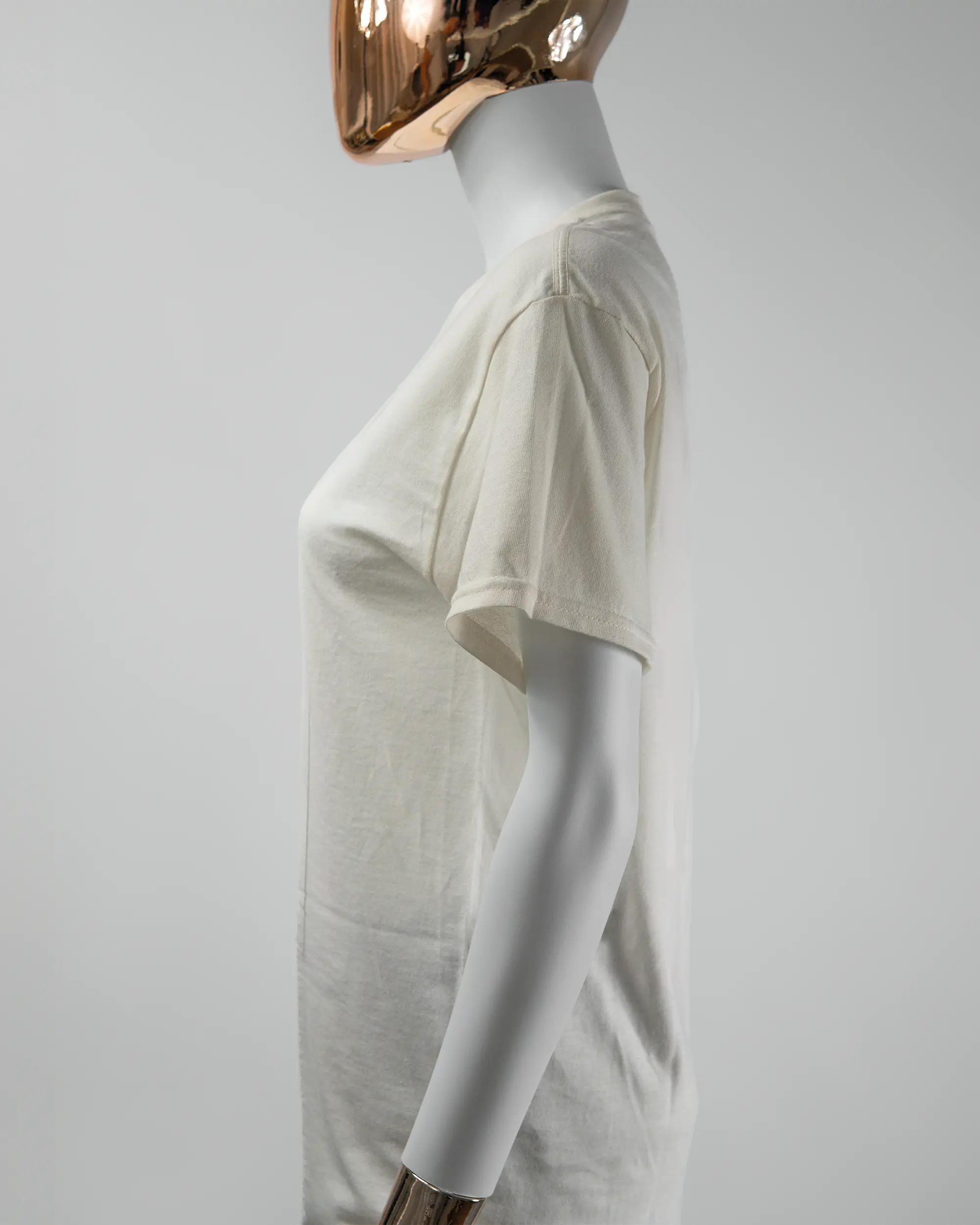 Seitenansicht des Basic Unisex T-Shirt Regular von Maondo mit dem Design Will Stofftier vorne in der Farbe White und in der Größe S getragen von einer femininen Puppe