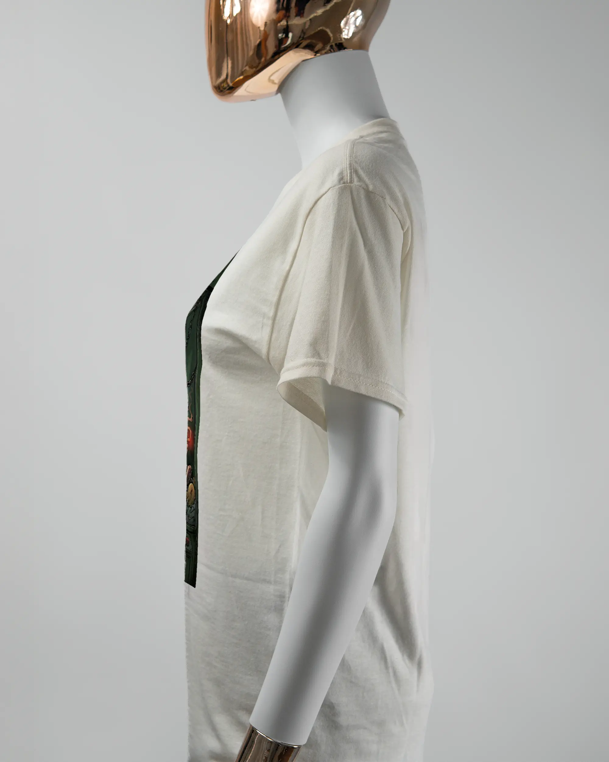 Seitenansicht des Basic Unisex T-Shirt Regular von Maondo mit dem Design Extrabreit vorne in der Farbe White und in der Größe S getragen von einer femininen Puppe