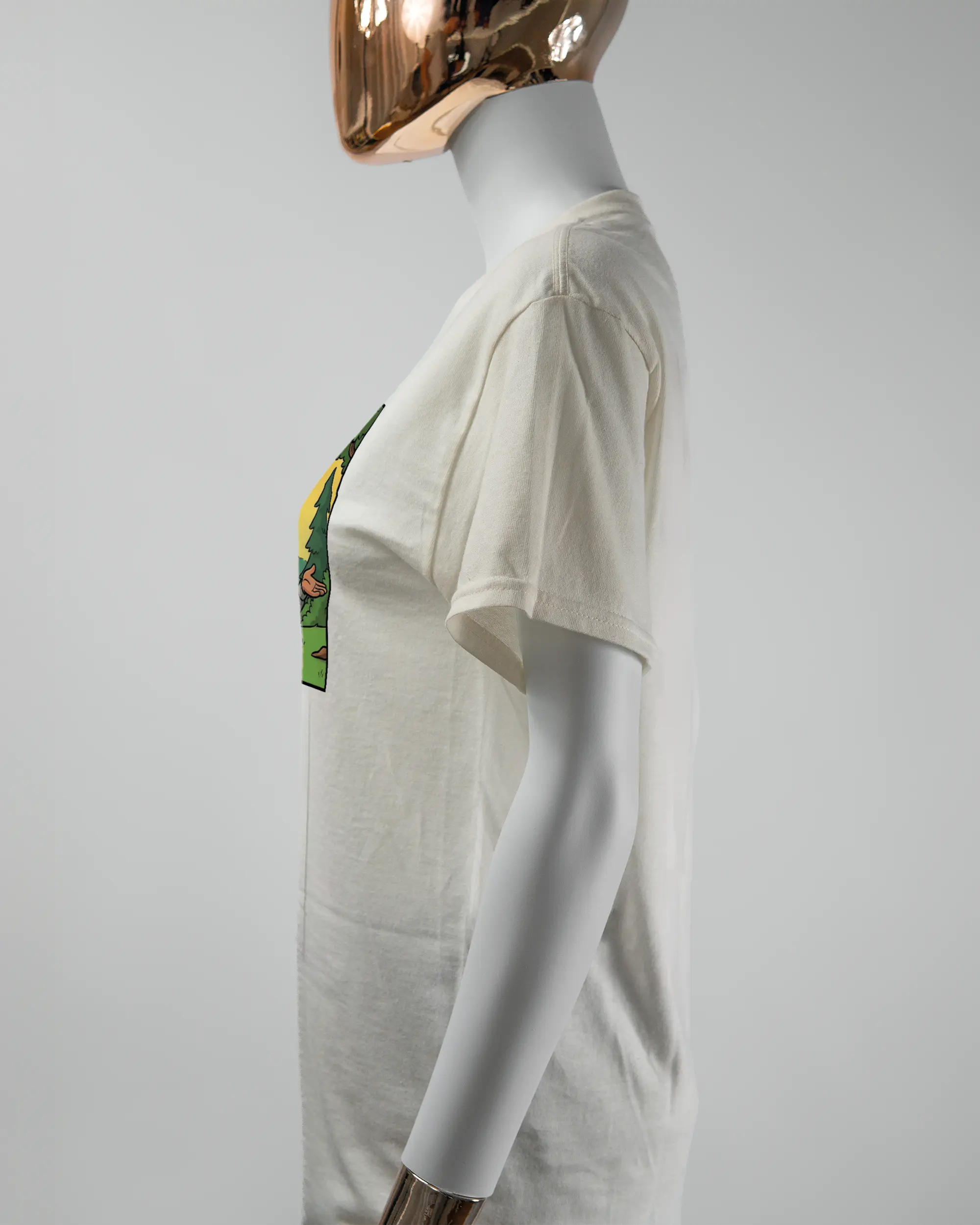 Seitenansicht des Basic Unisex T-Shirt Regular von Maondo mit dem Design Vollspannung vorne in der Farbe White und in der Größe S getragen von einer femininen Puppe