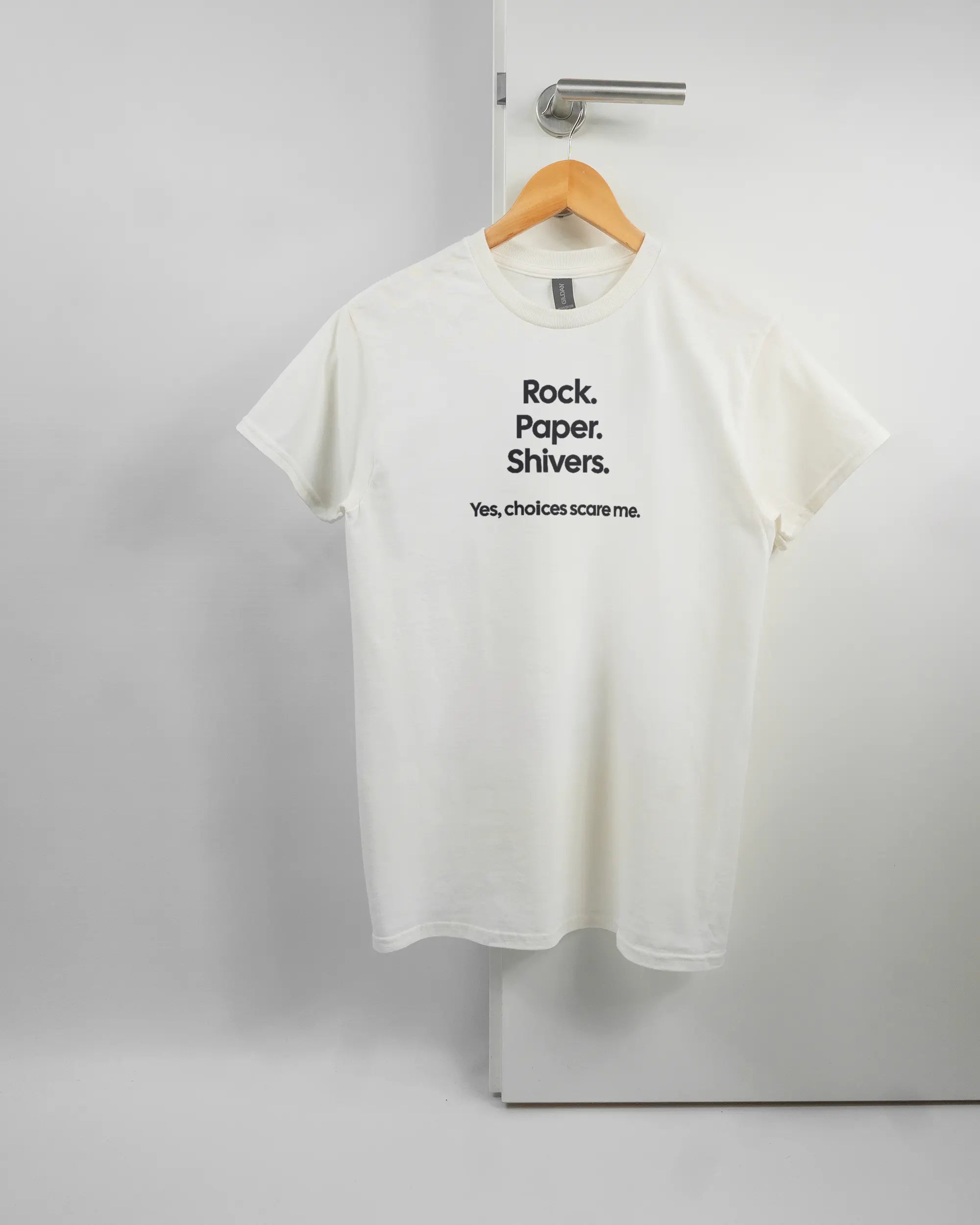 Vorderseite des Basic Unisex T-Shirt Regular von Maondo mit dem Design Rock Paper Shivers in der Farbe White und in der Größe S auf einem Bügel an der Türklinke aufgehängt