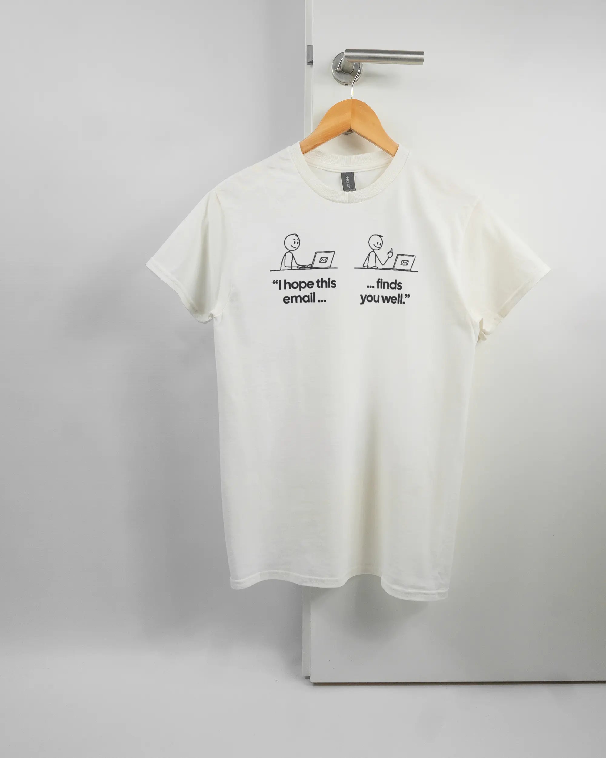 Vorderseite des Basic Unisex T-Shirt Regular von Maondo mit dem Design Found me not well in der Farbe White und in der Größe S auf einem Bügel an der Türklinke aufgehängt