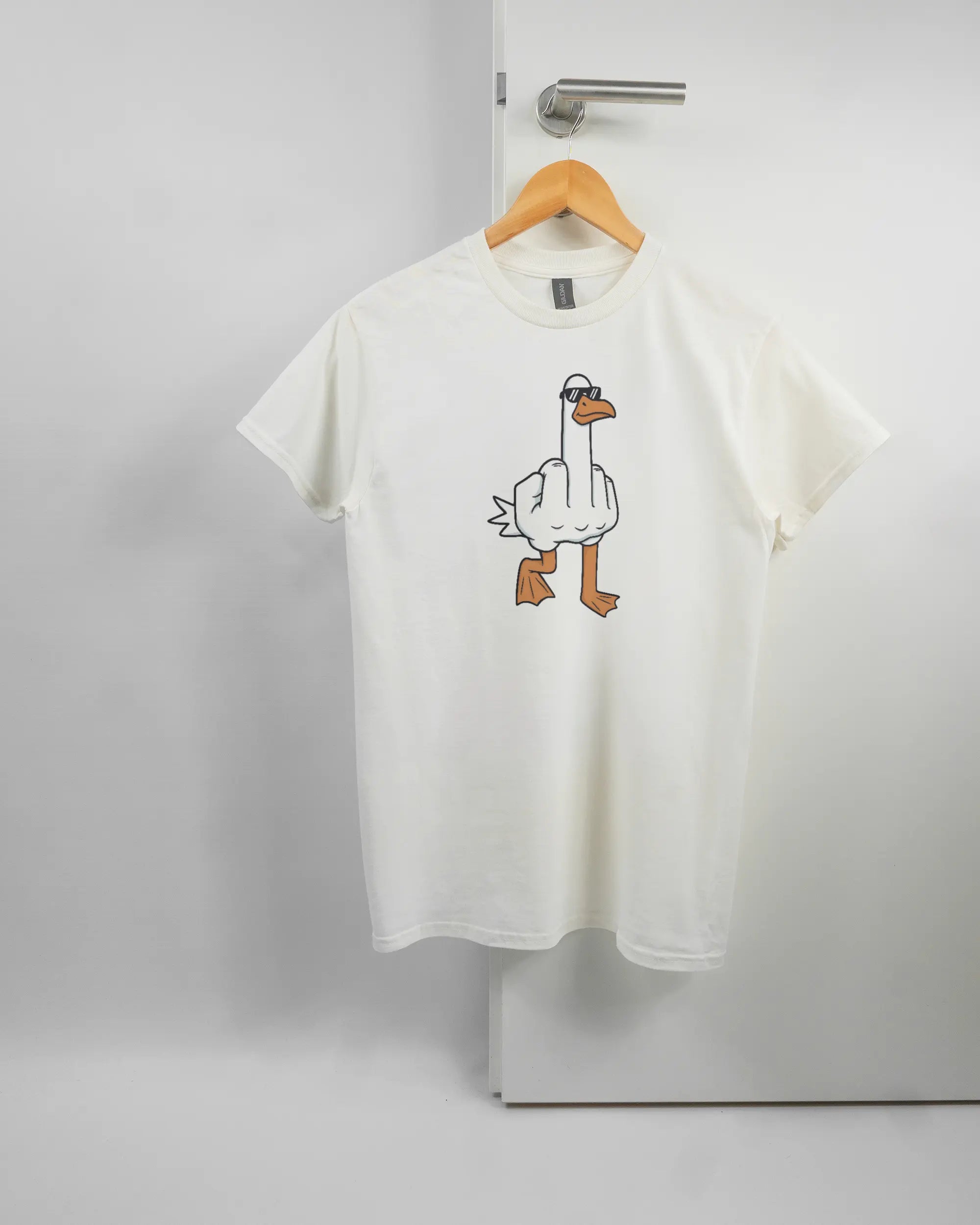 Vorderseite des Basic Unisex T-Shirt Regular von Maondo mit dem Design I give a duck in der Farbe White und in der Größe S auf einem Bügel an der Türklinke aufgehängt