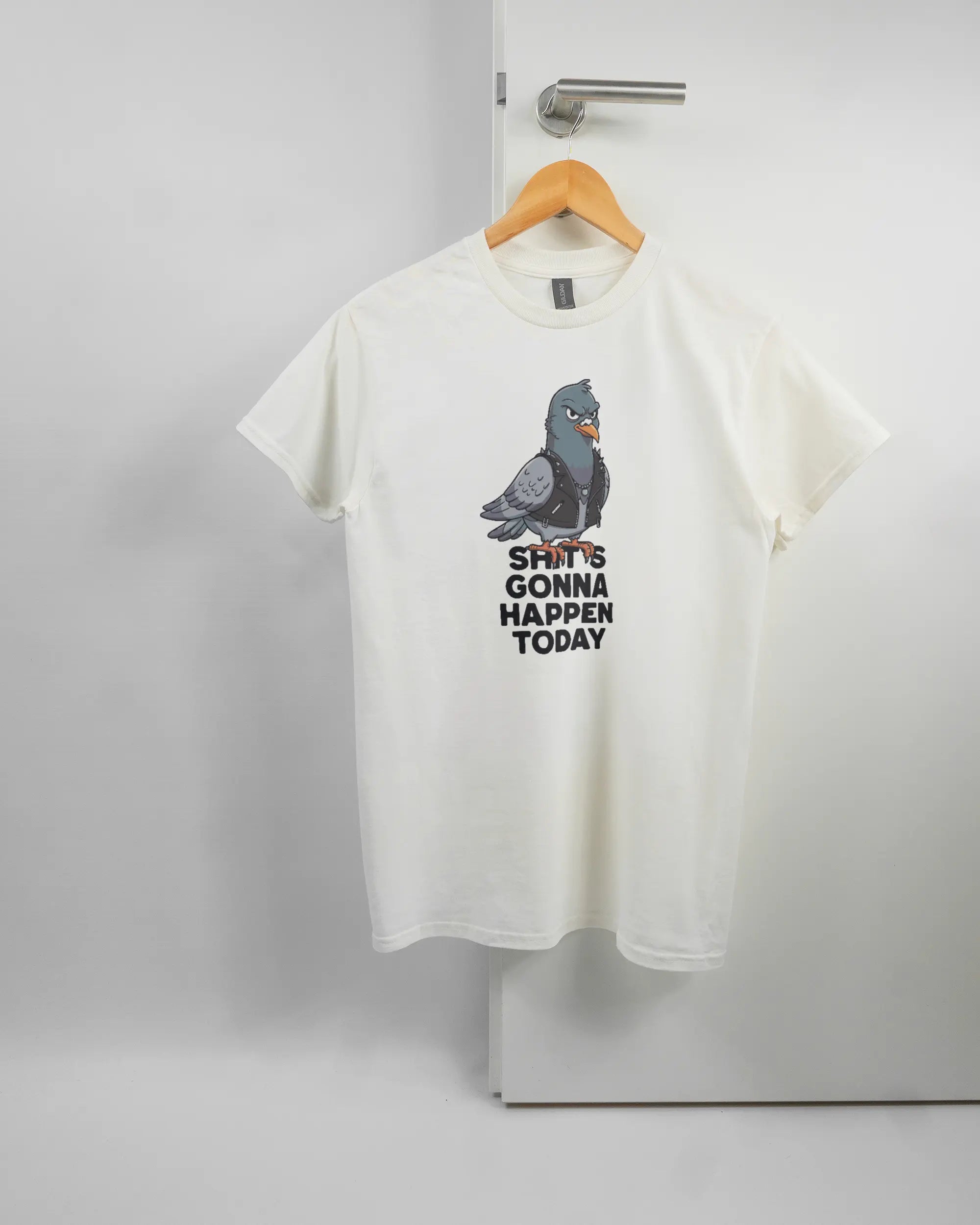 Vorderseite des Basic Unisex T-Shirt Regular von Maondo mit dem Design Pigeon Pun in der Farbe White und in der Größe S auf einem Bügel an der Türklinke aufgehängt