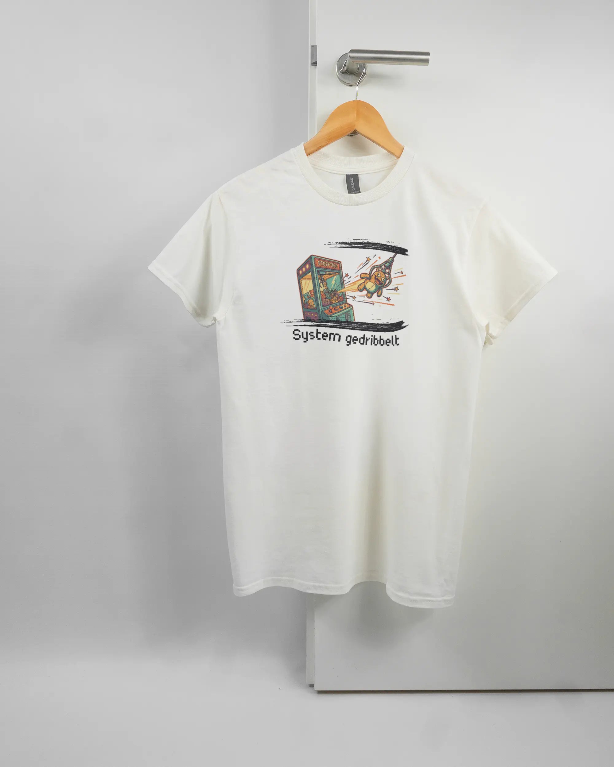 Vorderseite des Basic Unisex T-Shirt Regular von Maondo mit dem Design System gedribbelt in der Farbe White und in der Größe S auf einem Bügel an der Türklinke aufgehängt