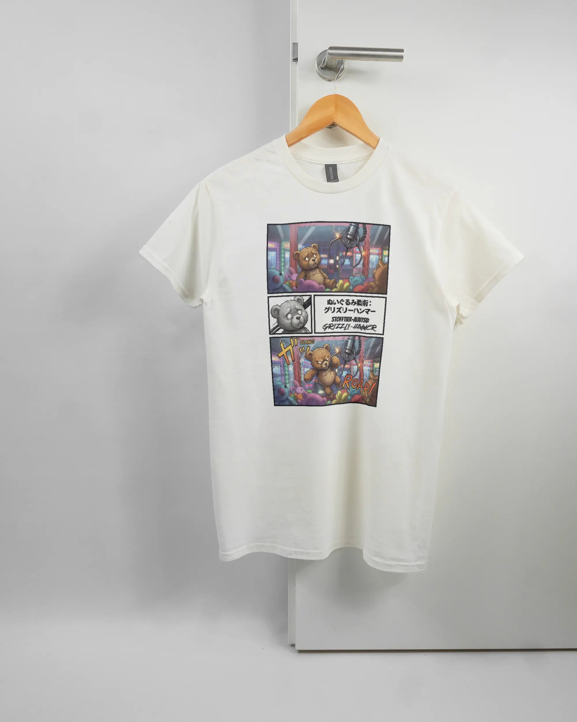Vorderseite des Basic Unisex T-Shirt Regular von Maondo mit dem Design Manga Stoff in der Farbe White und in der Größe S auf einem Bügel an der Türklinke aufgehängt