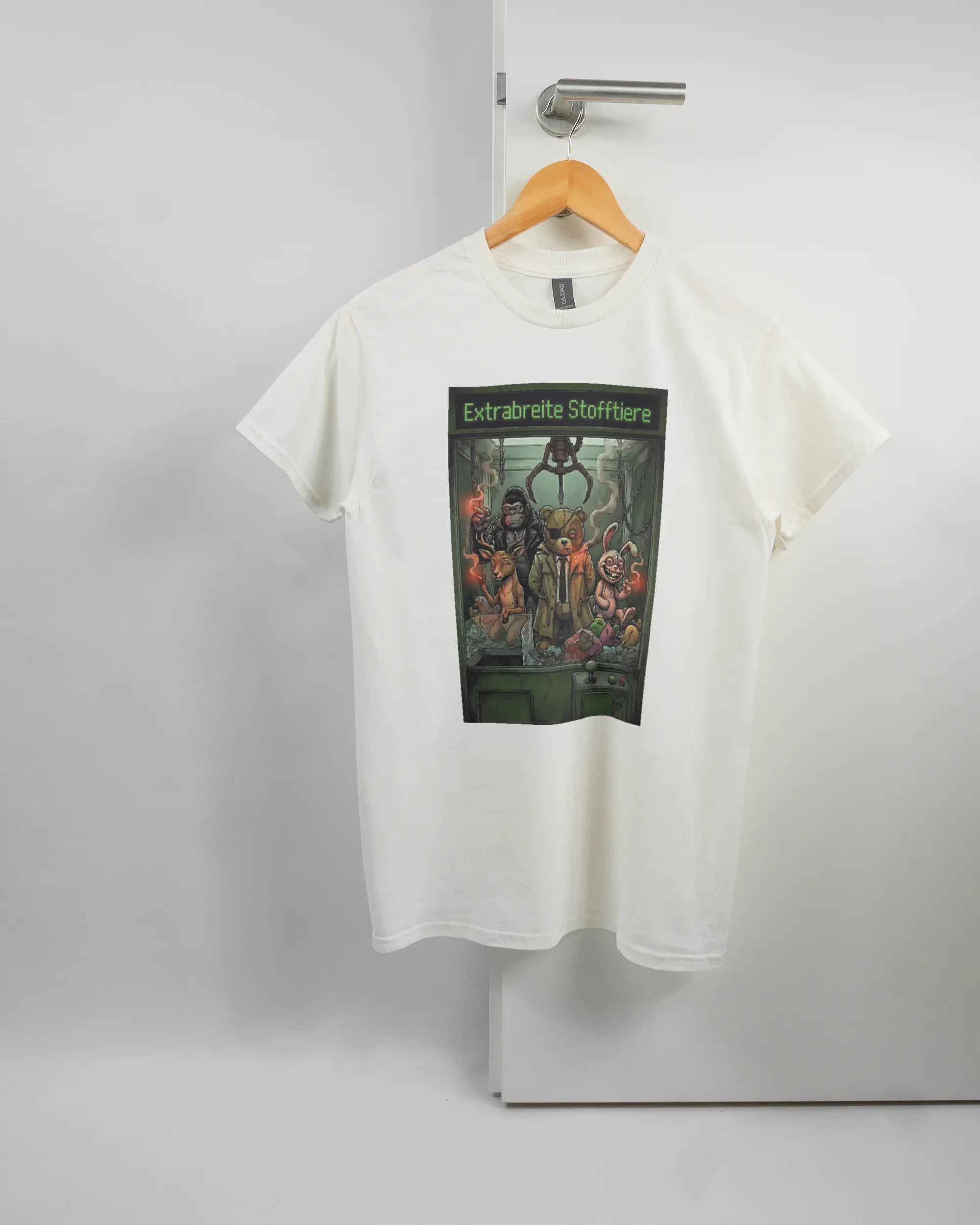 Vorderseite des Basic Unisex T-Shirt Regular von Maondo mit dem Design Extrabreit in der Farbe White und in der Größe S auf einem Bügel an der Türklinke aufgehängt