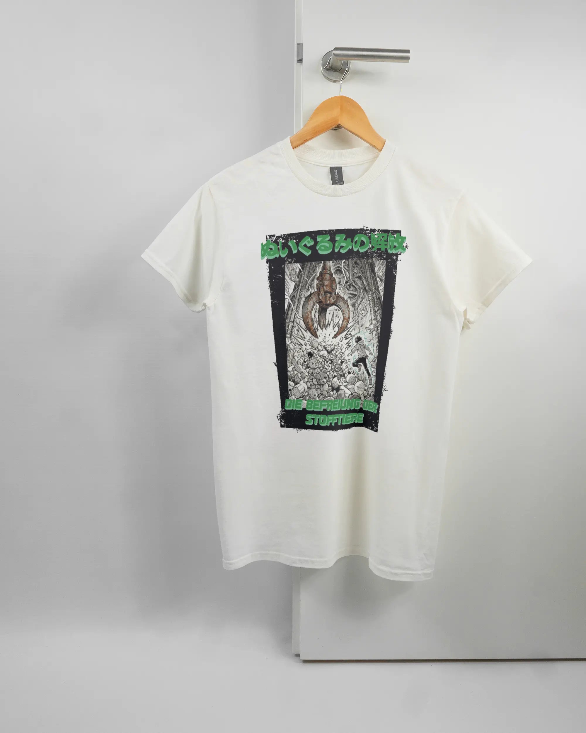 Vorderseite des Basic Unisex T-Shirt Regular von Maondo mit dem Design Save 1 Stofftier in der Farbe White und in der Größe S auf einem Bügel an der Türklinke aufgehängt