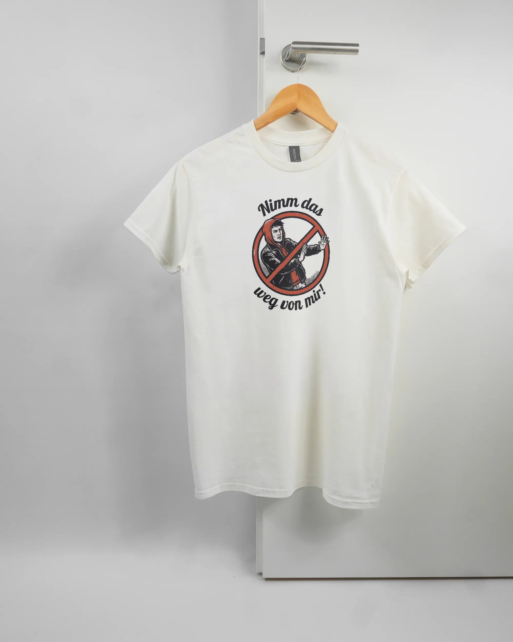 Vorderseite des Basic Unisex T-Shirt Regular von Maondo mit dem Design Nimm das weg in der Farbe White und in der Größe S auf einem Bügel an der Türklinke aufgehängt