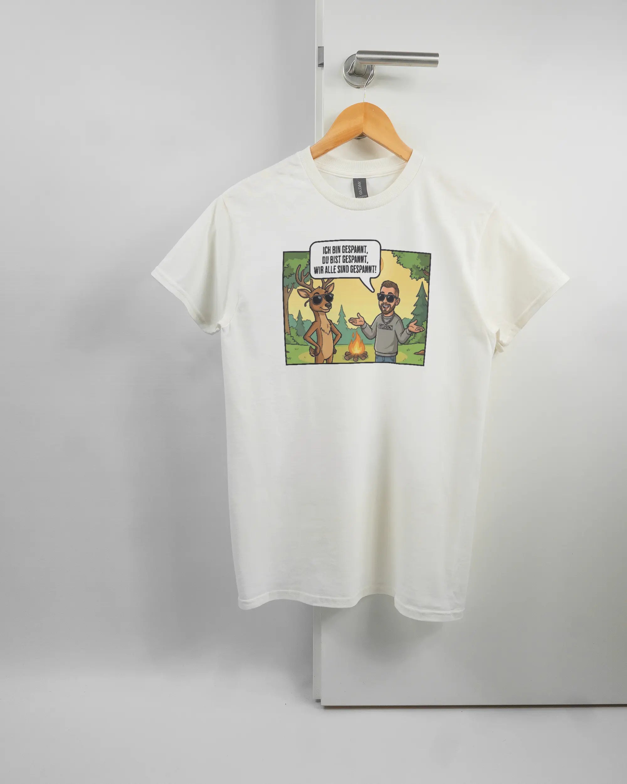 Vorderseite des Basic Unisex T-Shirt Regular von Maondo mit dem Design Vollspannung in der Farbe White und in der Größe S auf einem Bügel an der Türklinke aufgehängt