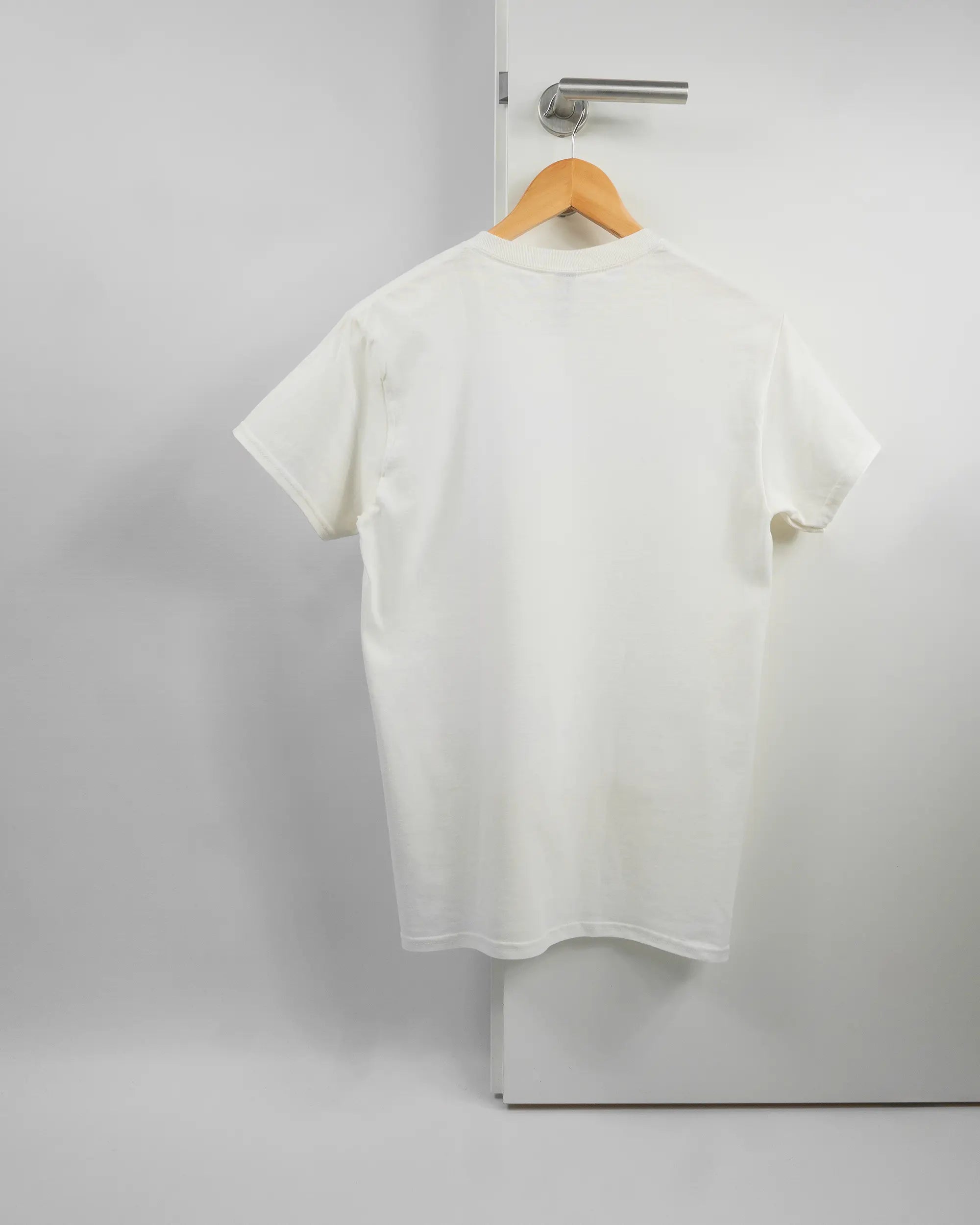 Rückseite des Basic Unisex T-Shirt Regular von Maondo ohne Motiv in der Farbe White und in der Größe S auf einem Bügel an der Türklinke aufgehängt