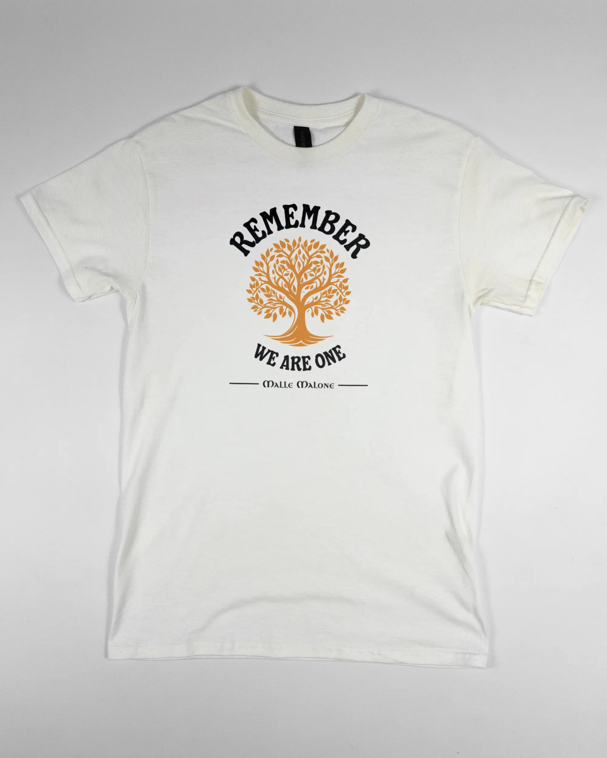 Vorderseite des Basic Unisex T-Shirt Regular von Maondo mit dem Design We are one in der Farbe White und in der Größe S flach auf den Boden gelegt