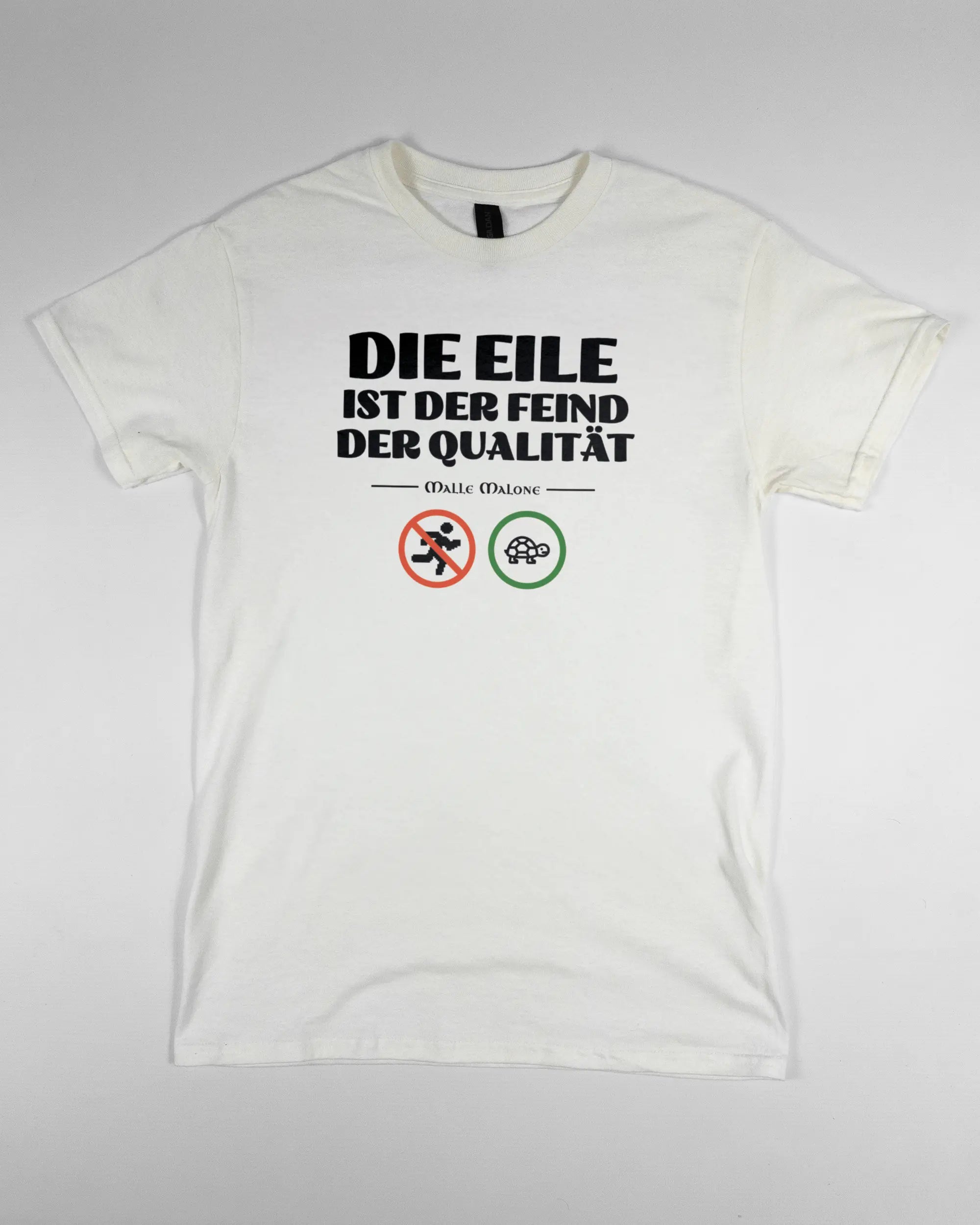 Vorderseite des Basic Unisex T-Shirt Regular von Maondo mit dem Design Keine Eile in der Farbe White und in der Größe S flach auf den Boden gelegt