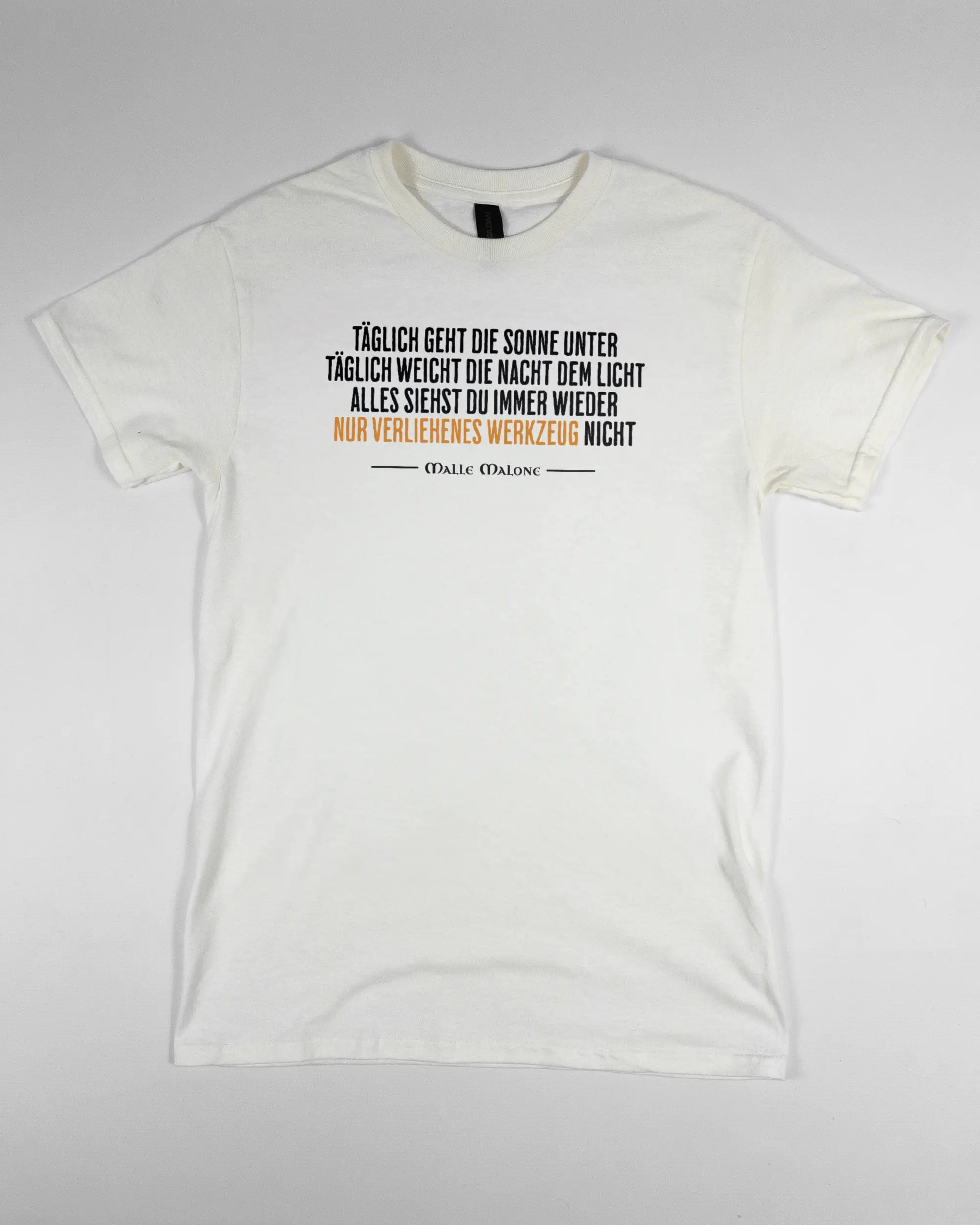 Vorderseite des Basic Unisex T-Shirt Regular von Maondo mit dem Design Wegzeug in der Farbe White und in der Größe S flach auf den Boden gelegt