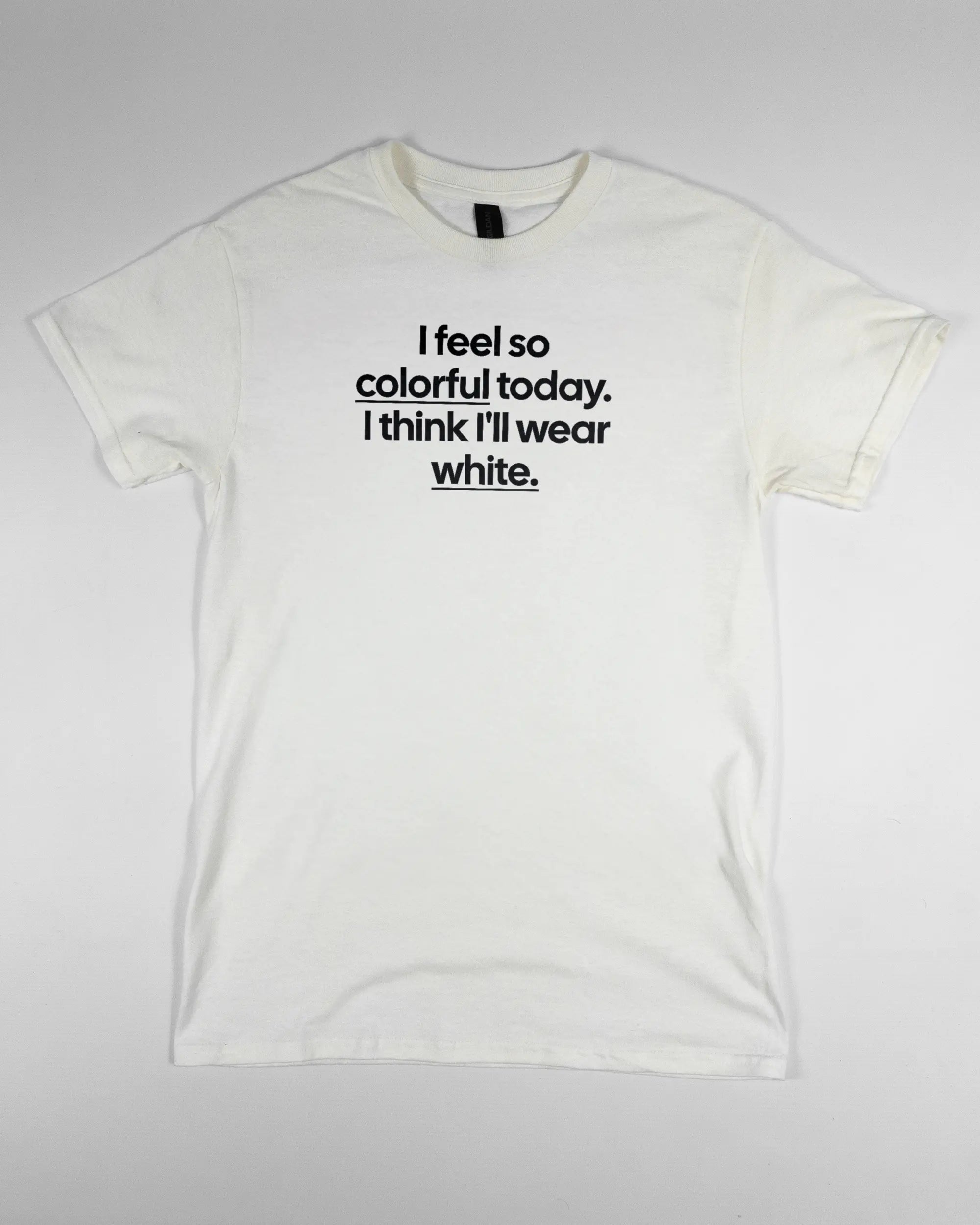 Vorderseite des Basic Unisex T-Shirt Regular von Maondo mit dem Design Colorful Day in der Farbe White und in der Größe S flach auf den Boden gelegt