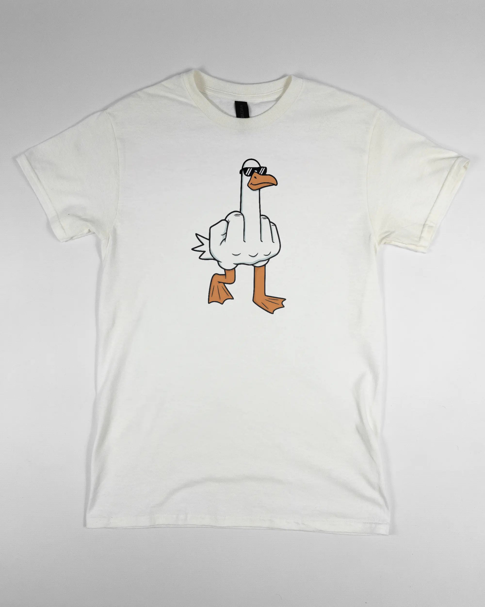 Vorderseite des Basic Unisex T-Shirt Regular von Maondo mit dem Design I give a duck in der Farbe White und in der Größe S flach auf den Boden gelegt