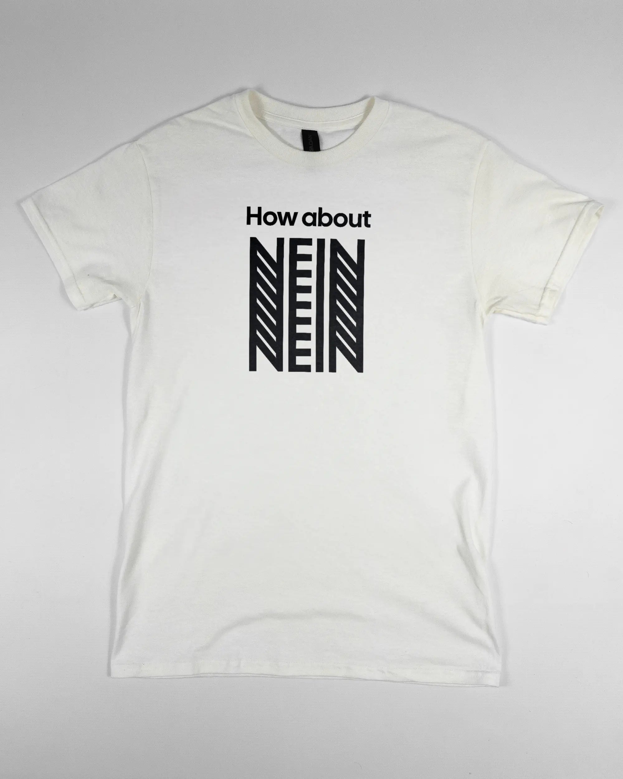 Vorderseite des Basic Unisex T-Shirt Regular von Maondo mit dem Design How about nein in der Farbe White und in der Größe S flach auf den Boden gelegt