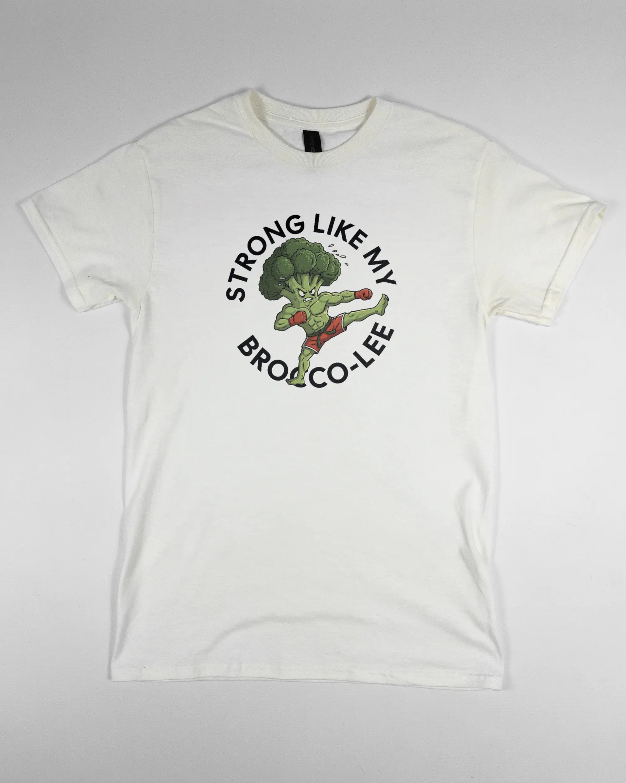 Vorderseite des Basic Unisex T-Shirt Regular von Maondo mit dem Design Brocco-Lee in der Farbe White und in der Größe S flach auf den Boden gelegt
