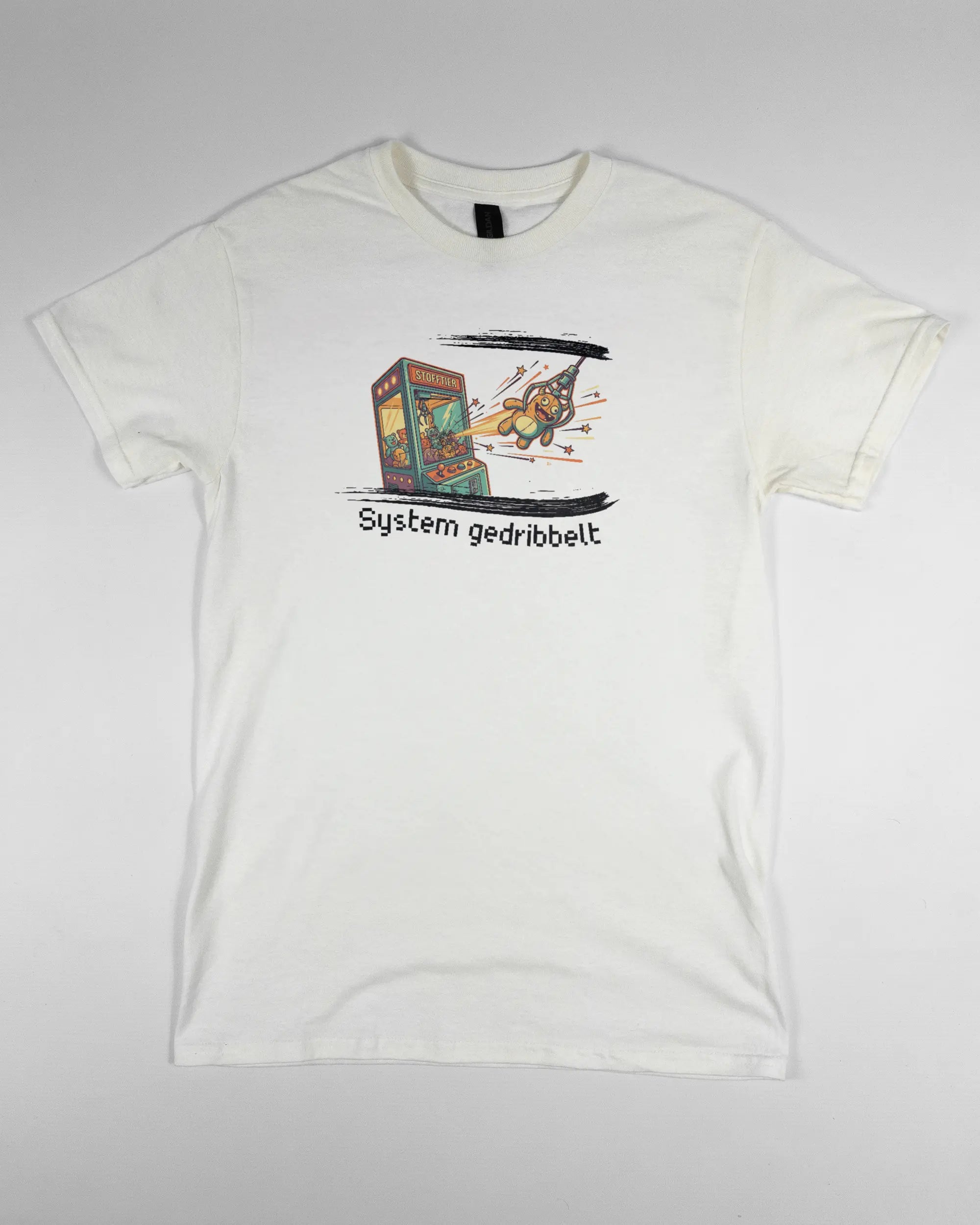 Vorderseite des Basic Unisex T-Shirt Regular von Maondo mit dem Design System gedribbelt in der Farbe White und in der Größe S flach auf den Boden gelegt