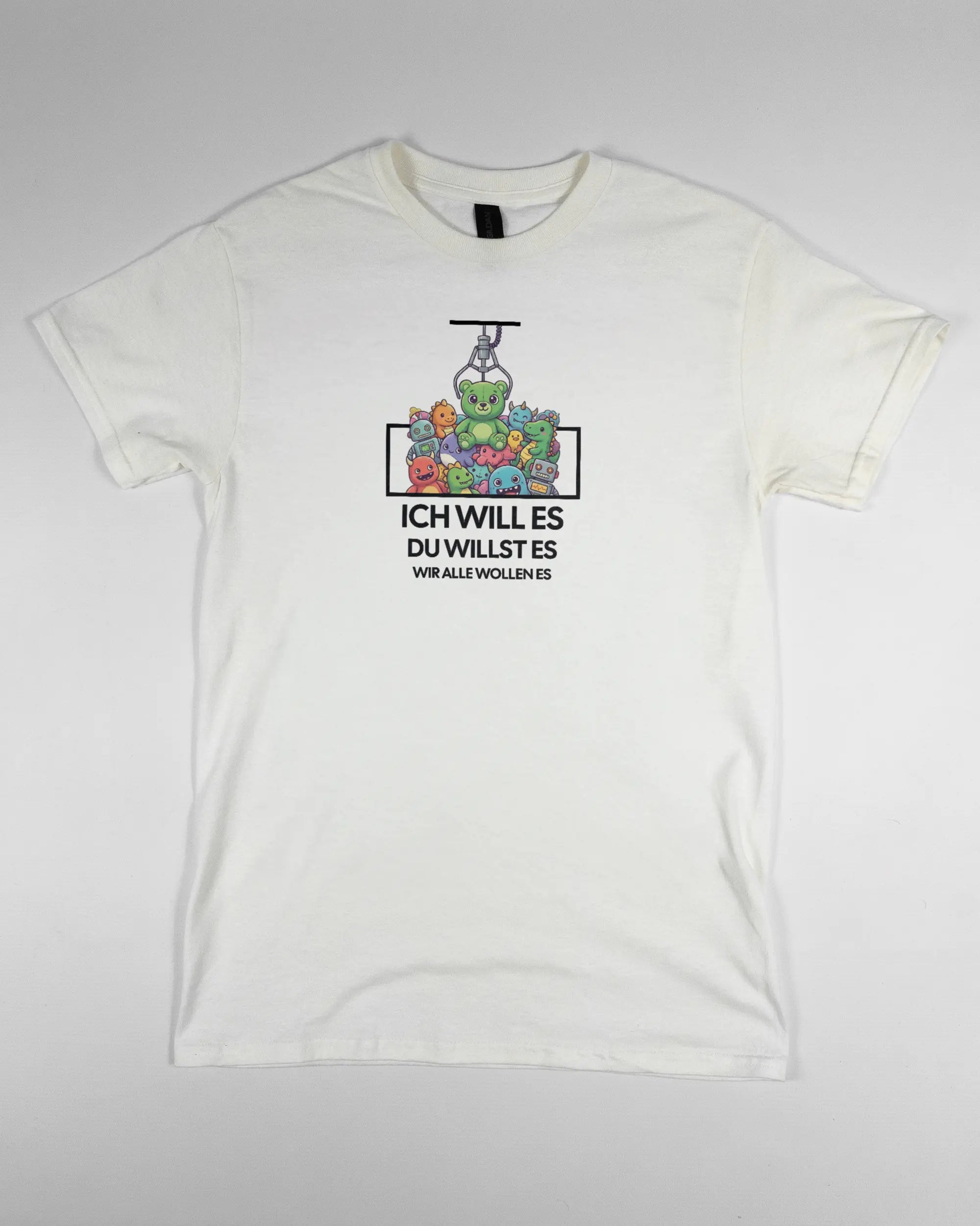 Vorderseite des Basic Unisex T-Shirt Regular von Maondo mit dem Design Will Stofftier in der Farbe White und in der Größe S flach auf den Boden gelegt