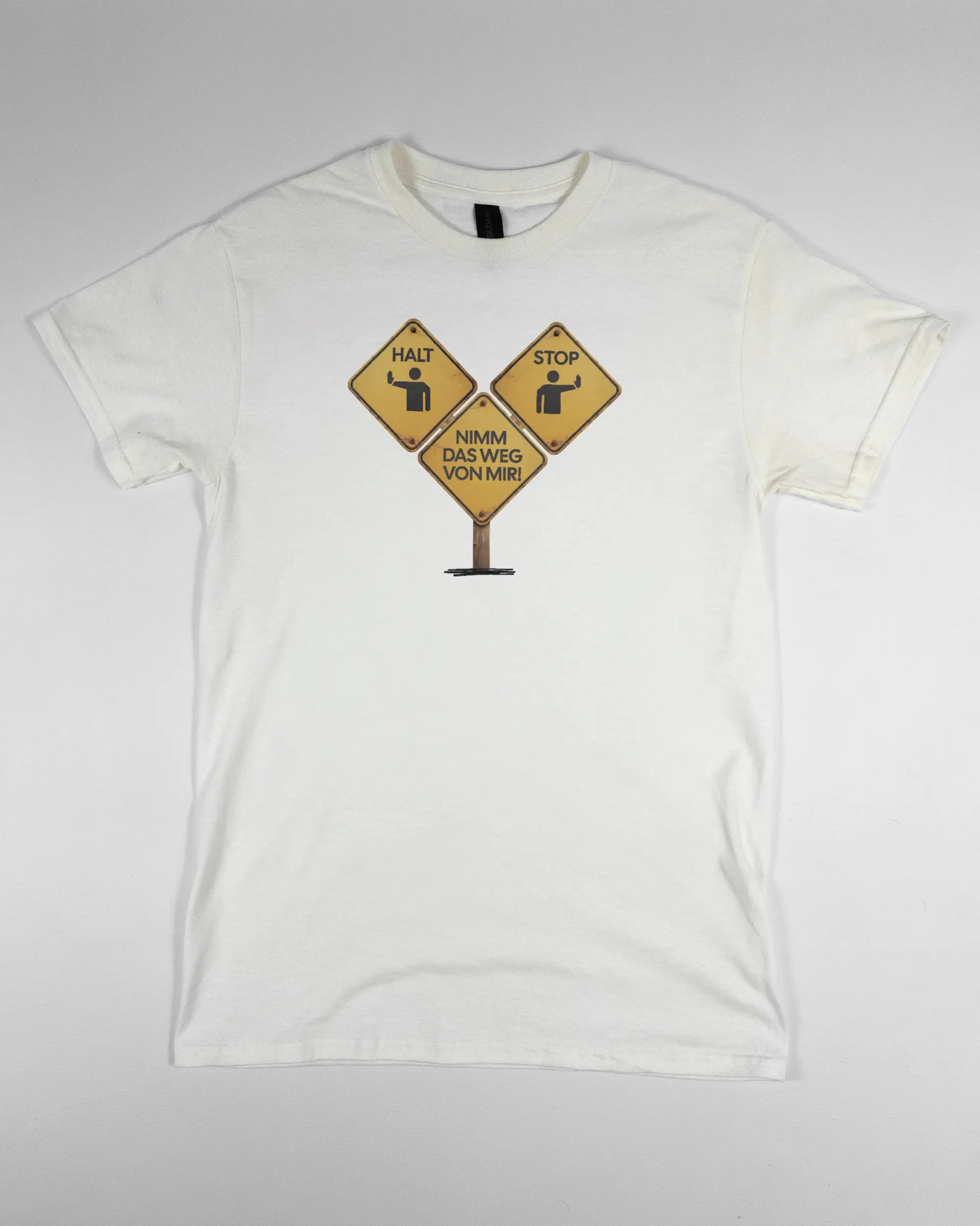 Vorderseite des Basic Unisex T-Shirt Regular von Maondo mit dem Design Schutzschild in der Farbe White und in der Größe S flach auf den Boden gelegt