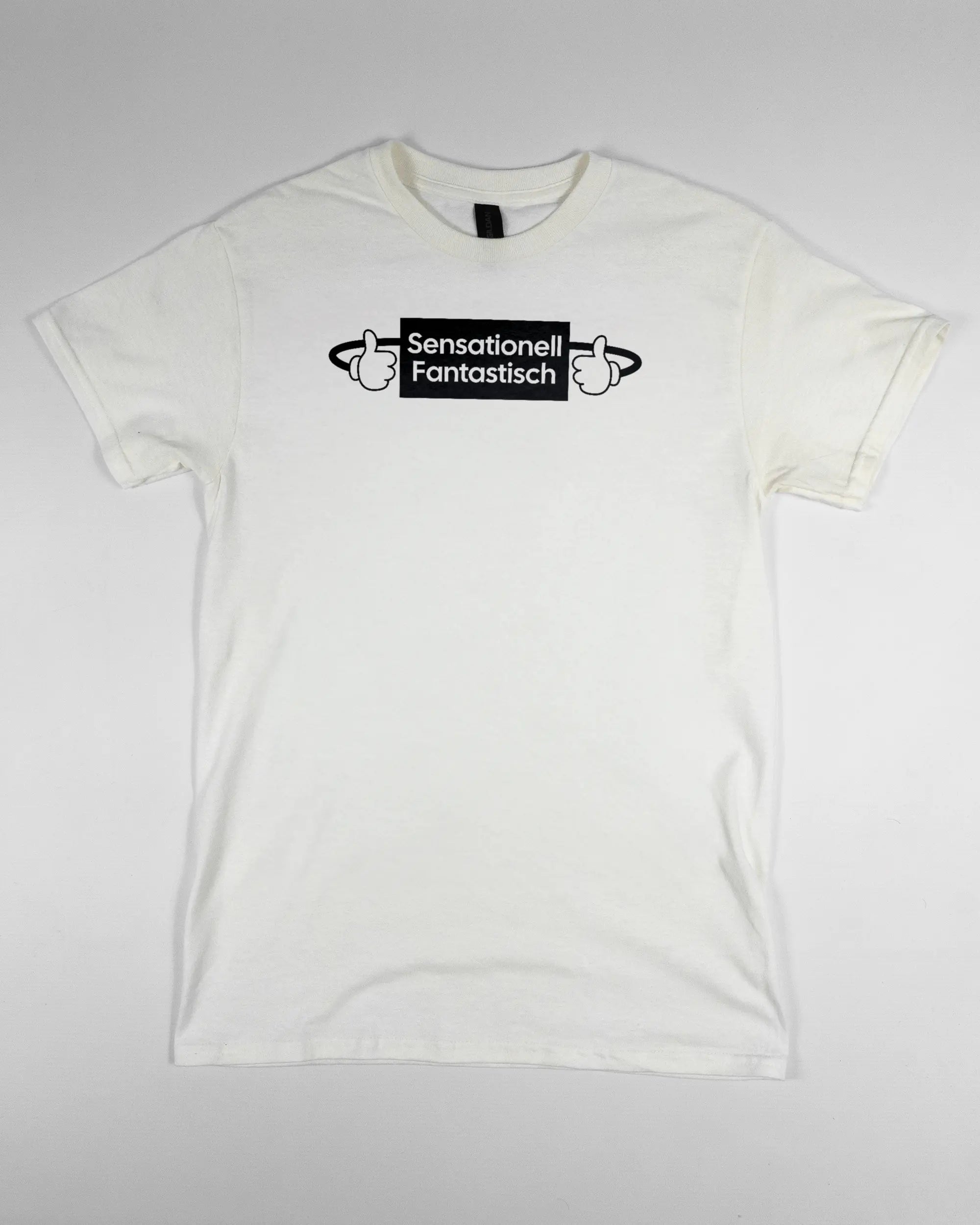 Vorderseite des Basic Unisex T-Shirt Regular von Maondo mit dem Design Fantastisch in der Farbe White und in der Größe S flach auf den Boden gelegt
