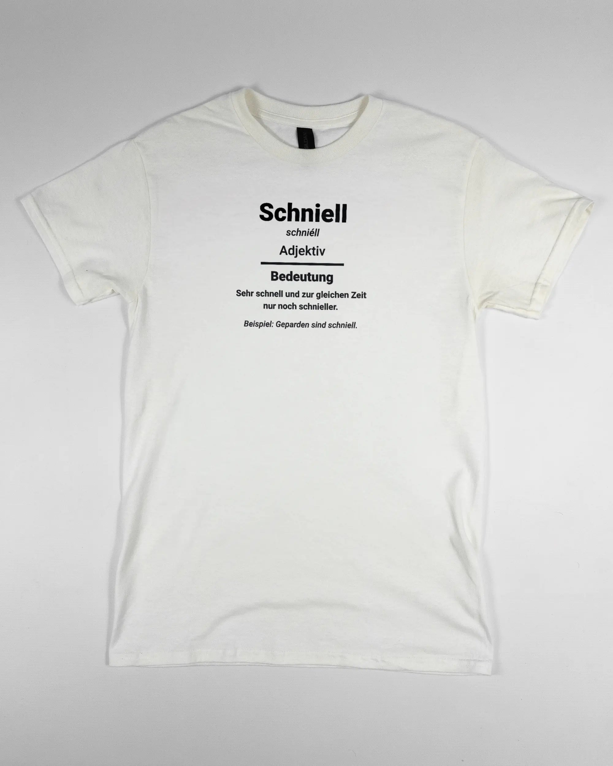 Vorderseite des Basic Unisex T-Shirt Regular von Maondo mit dem Design Schniell in der Farbe White und in der Größe S flach auf den Boden gelegt