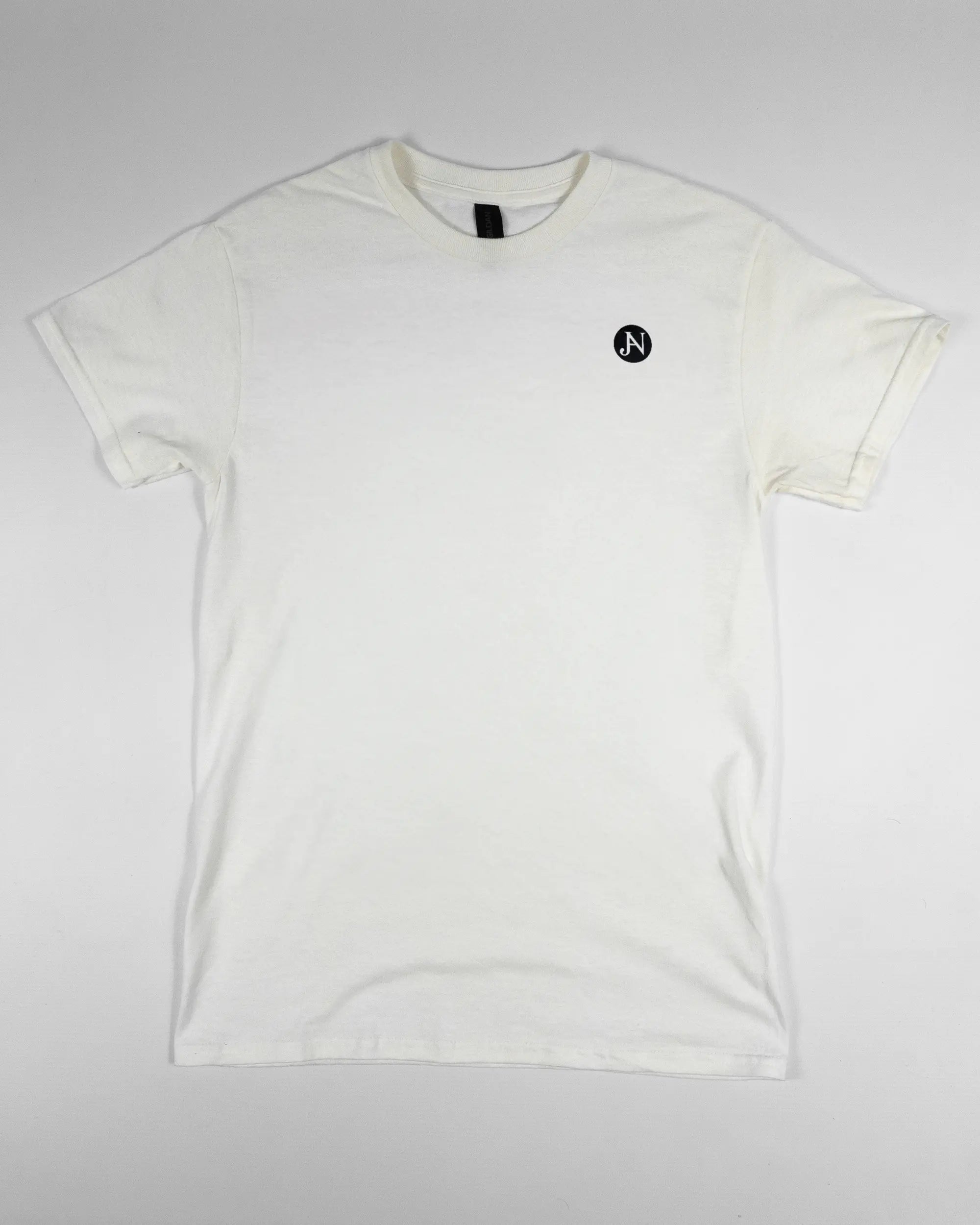 Vorderseite des Basic Unisex T-Shirt Regular von Maondo mit dem Design JB1 in der Farbe White und in der Größe S flach auf den Boden gelegt