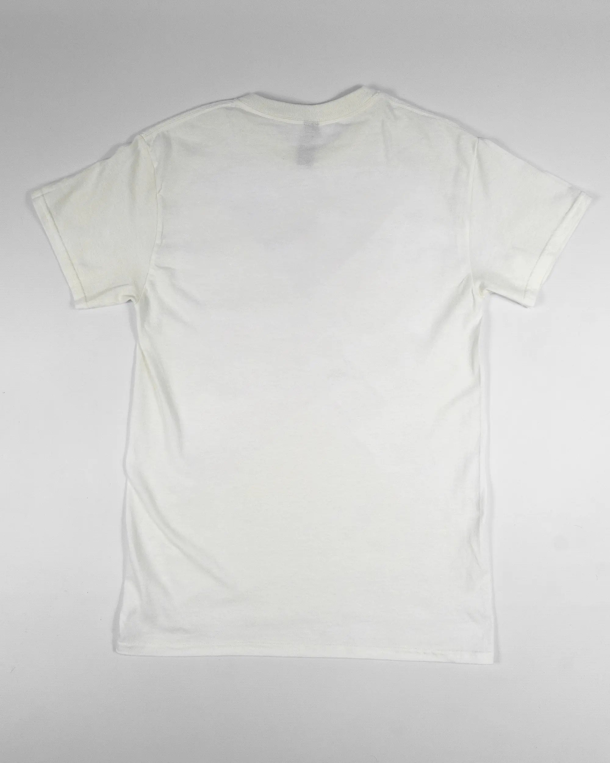 Rückseite des Basic Unisex T-Shirt Regular von Maondo ohne Motiv in der Farbe White und in der Größe S flach auf den Boden gelegt