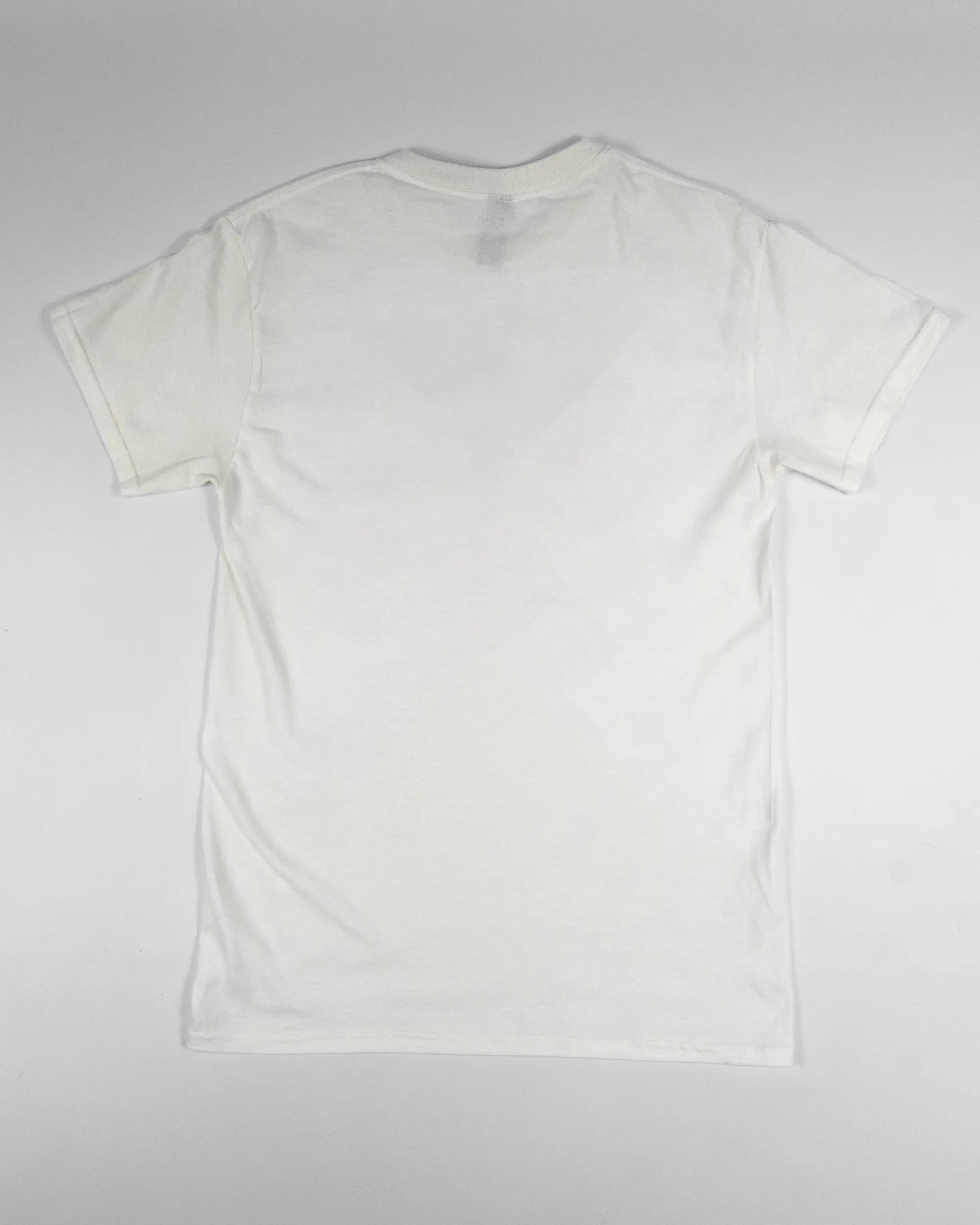 Rückseite des Basic Unisex T-Shirt Regular von Maondo ohne Motiv in der Farbe White und in der Größe S flach auf den Boden gelegt