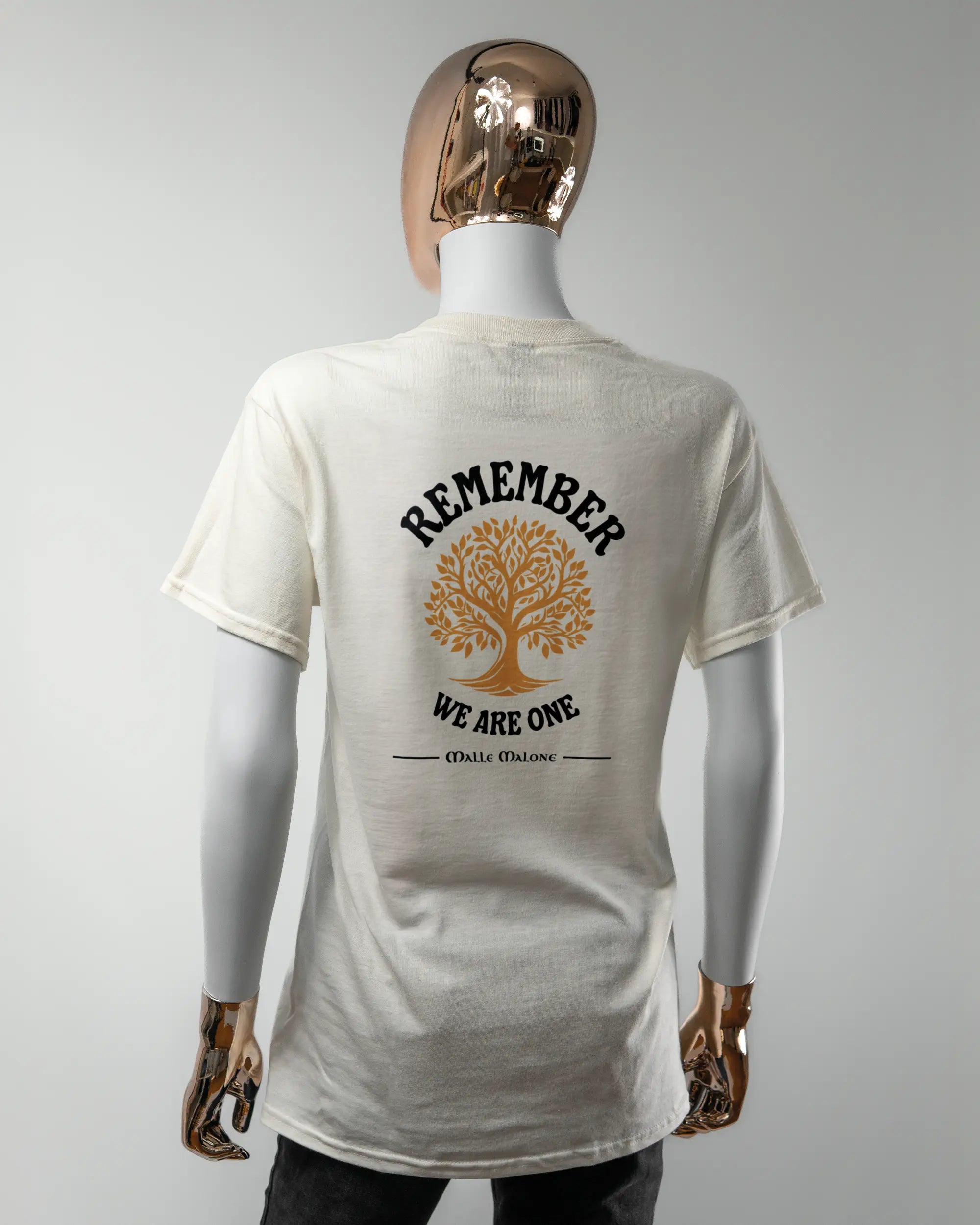 Rückseite des Basic Unisex T-Shirt Regular von Maondo mit dem Design We are one in der Farbe White und in der Größe S getragen von einer femininen Puppe