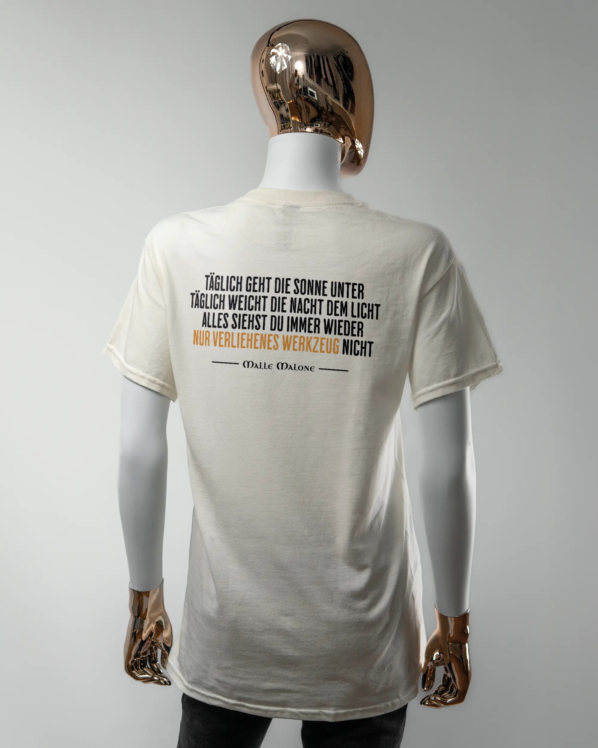 Rückseite des Basic Unisex T-Shirt Regular von Maondo mit dem Design Wegzeug in der Farbe White und in der Größe S getragen von einer femininen Puppe