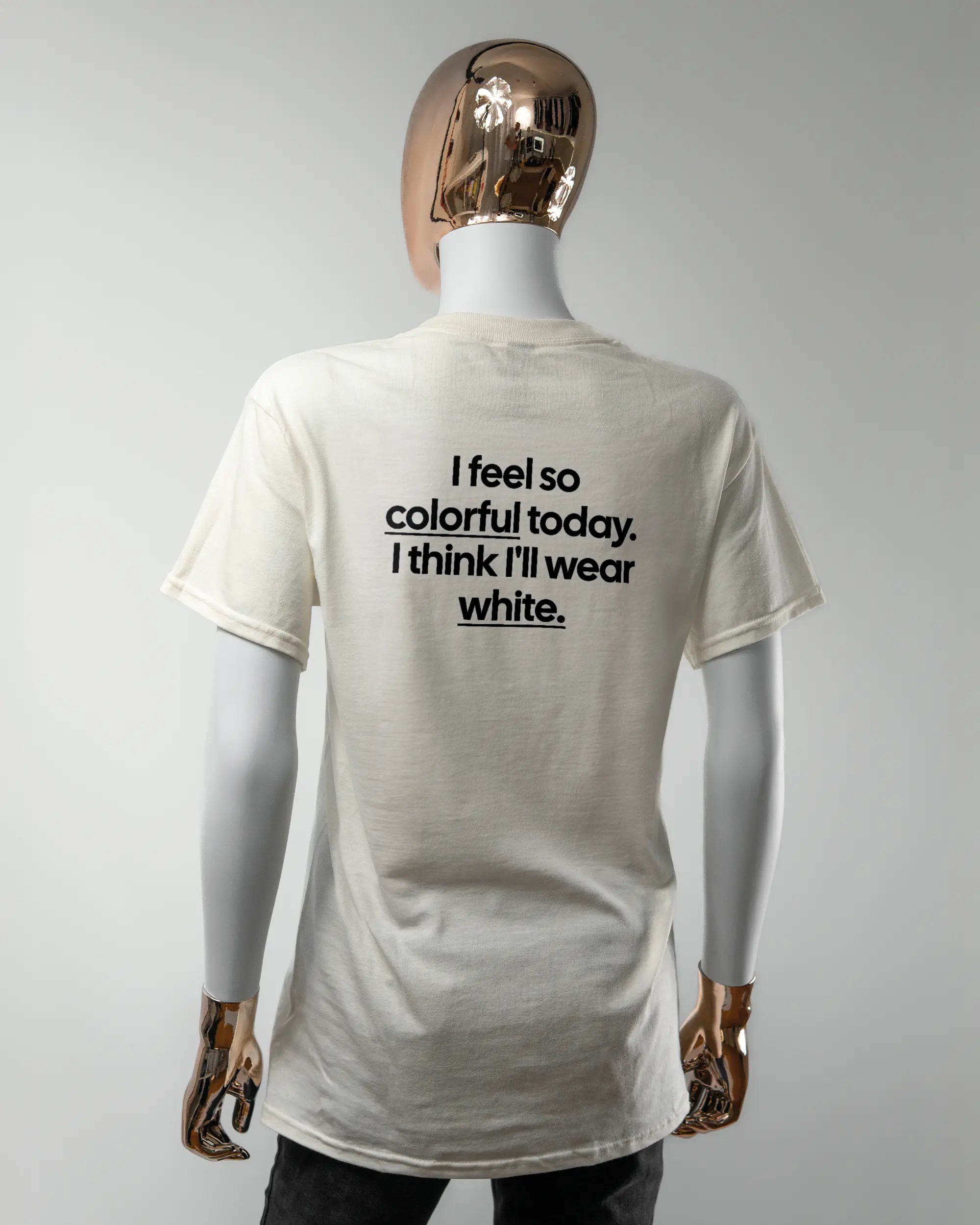 Rückseite des Basic Unisex T-Shirt Regular von Maondo mit dem Design Colorful Day in der Farbe White und in der Größe S getragen von einer femininen Puppe