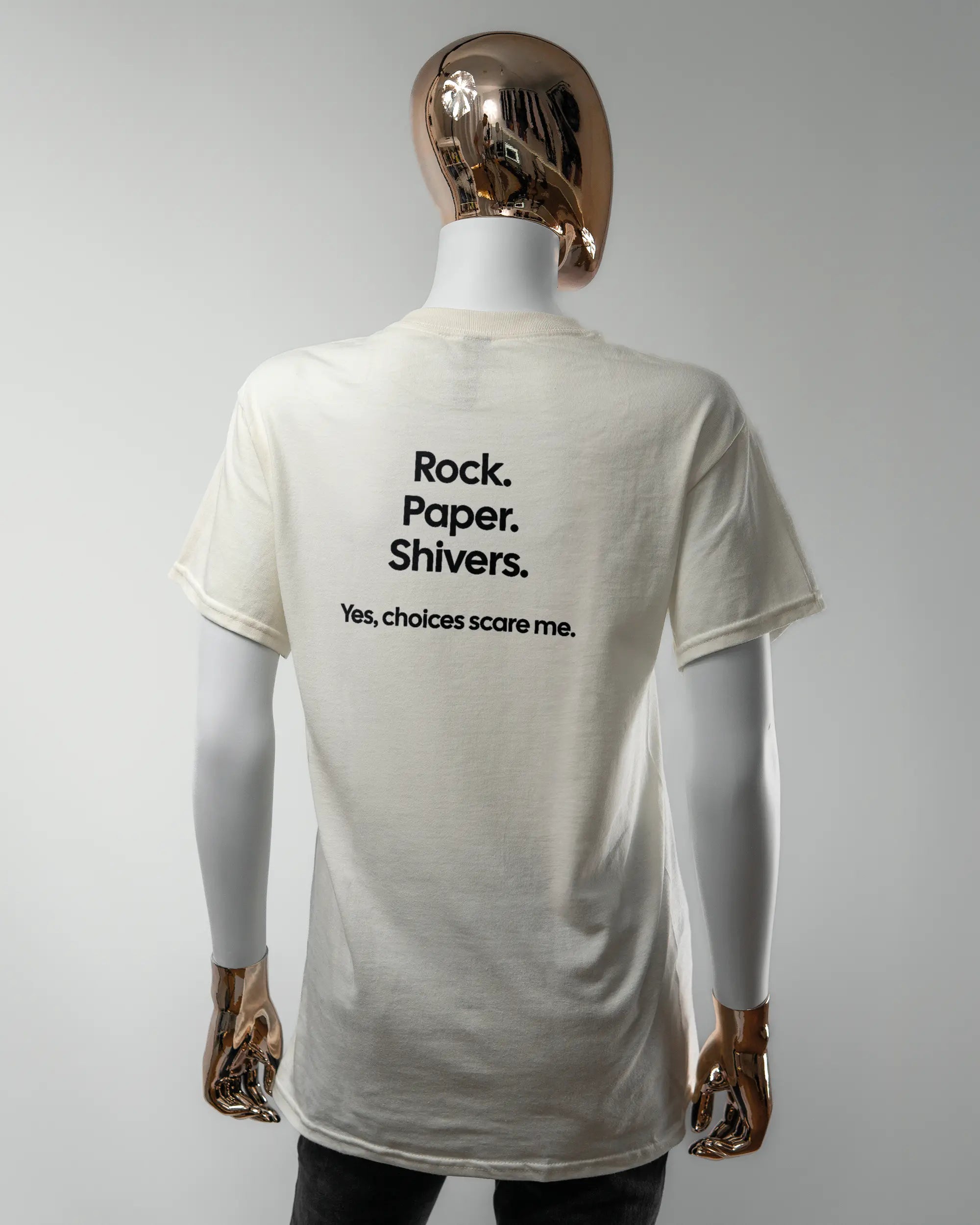 Rückseite des Basic Unisex T-Shirt Regular von Maondo mit dem Design Rock Paper Shivers in der Farbe White und in der Größe S getragen von einer femininen Puppe