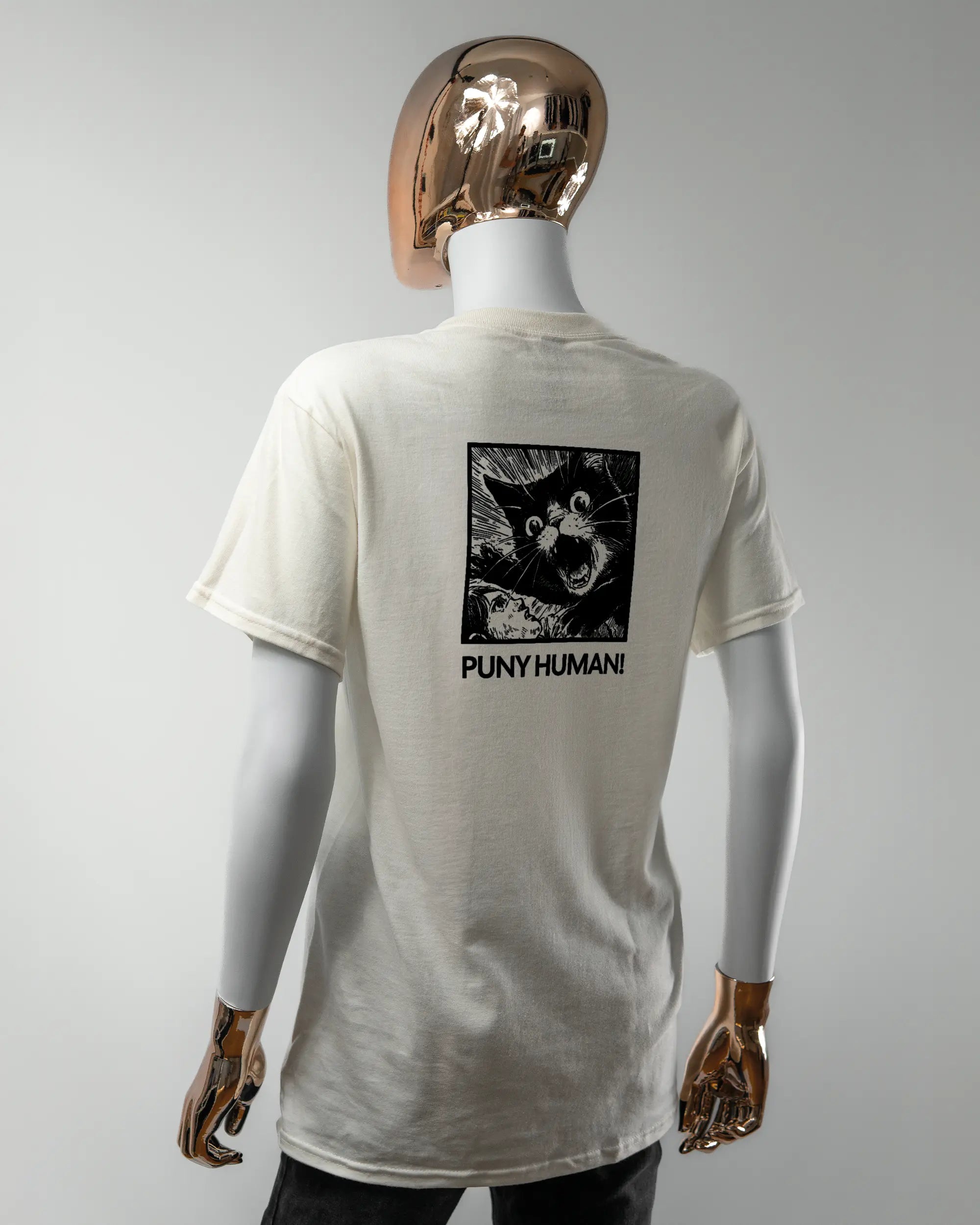 Rückseite des Basic Unisex T-Shirt Regular von Maondo mit dem Design Puny Human in der Farbe White und in der Größe S getragen von einer femininen Puppe