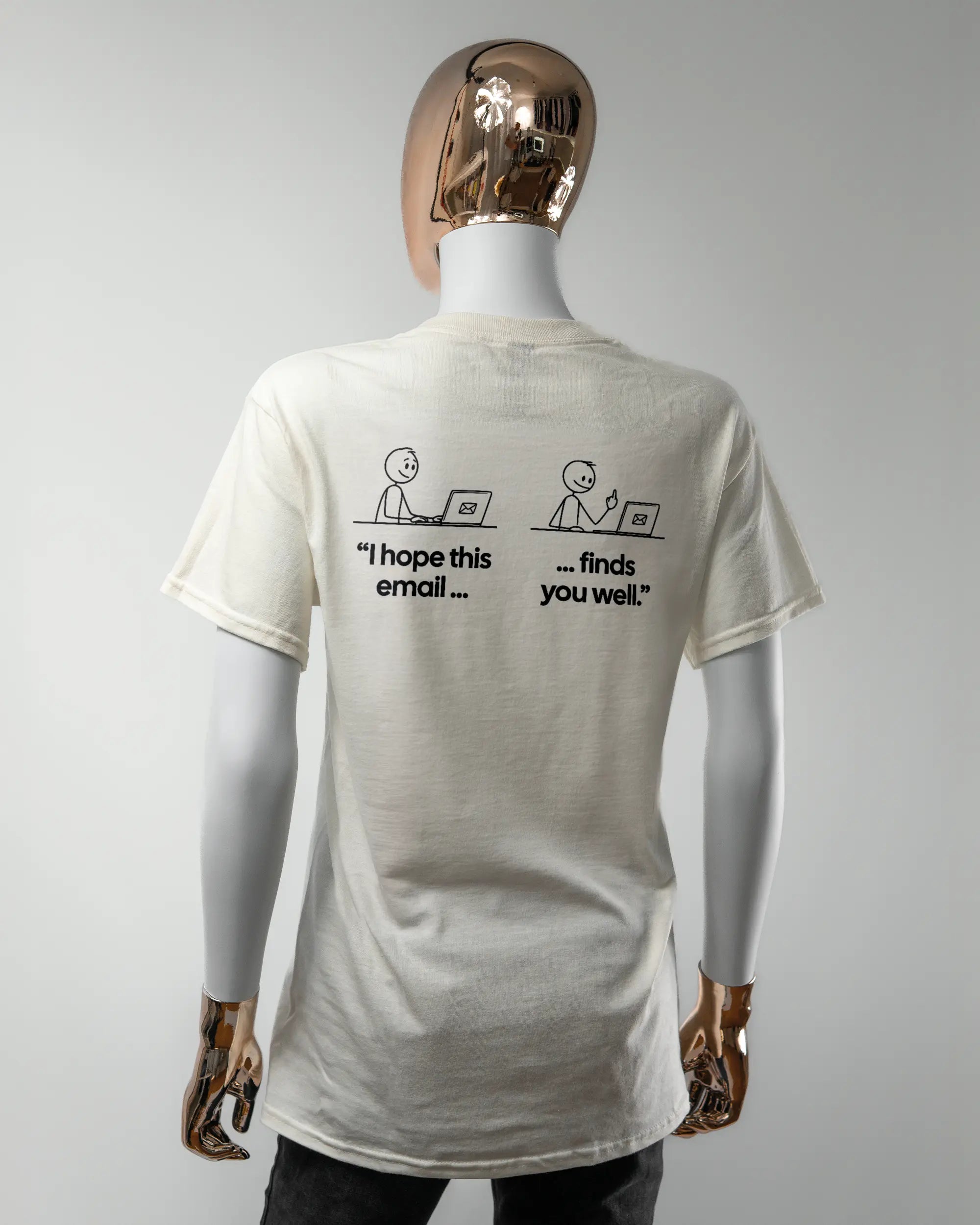 Rückseite des Basic Unisex T-Shirt Regular von Maondo mit dem Design Found me not well in der Farbe White und in der Größe S getragen von einer femininen Puppe