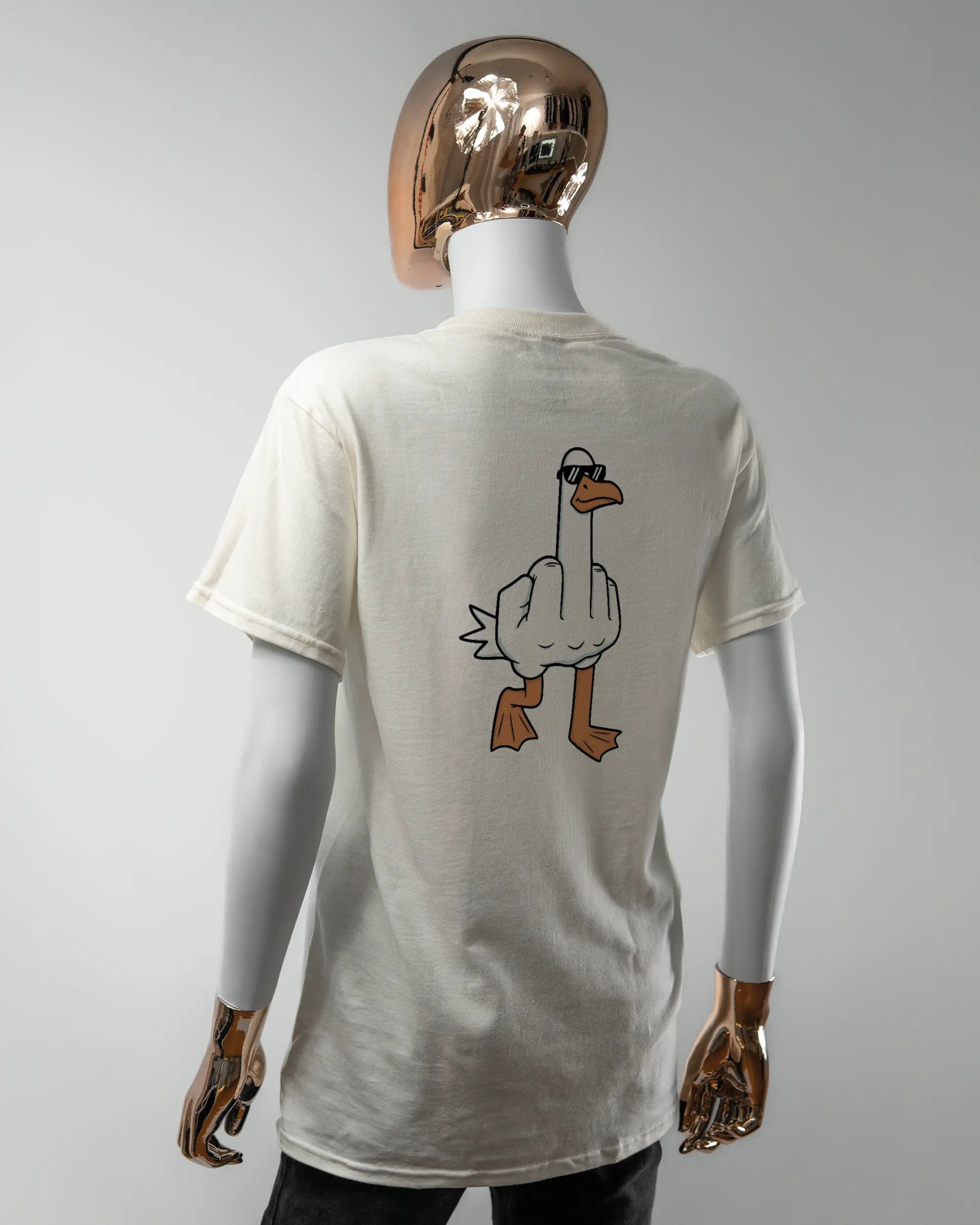 Rückseite des Basic Unisex T-Shirt Regular von Maondo mit dem Design I give a duck in der Farbe White und in der Größe S getragen von einer femininen Puppe