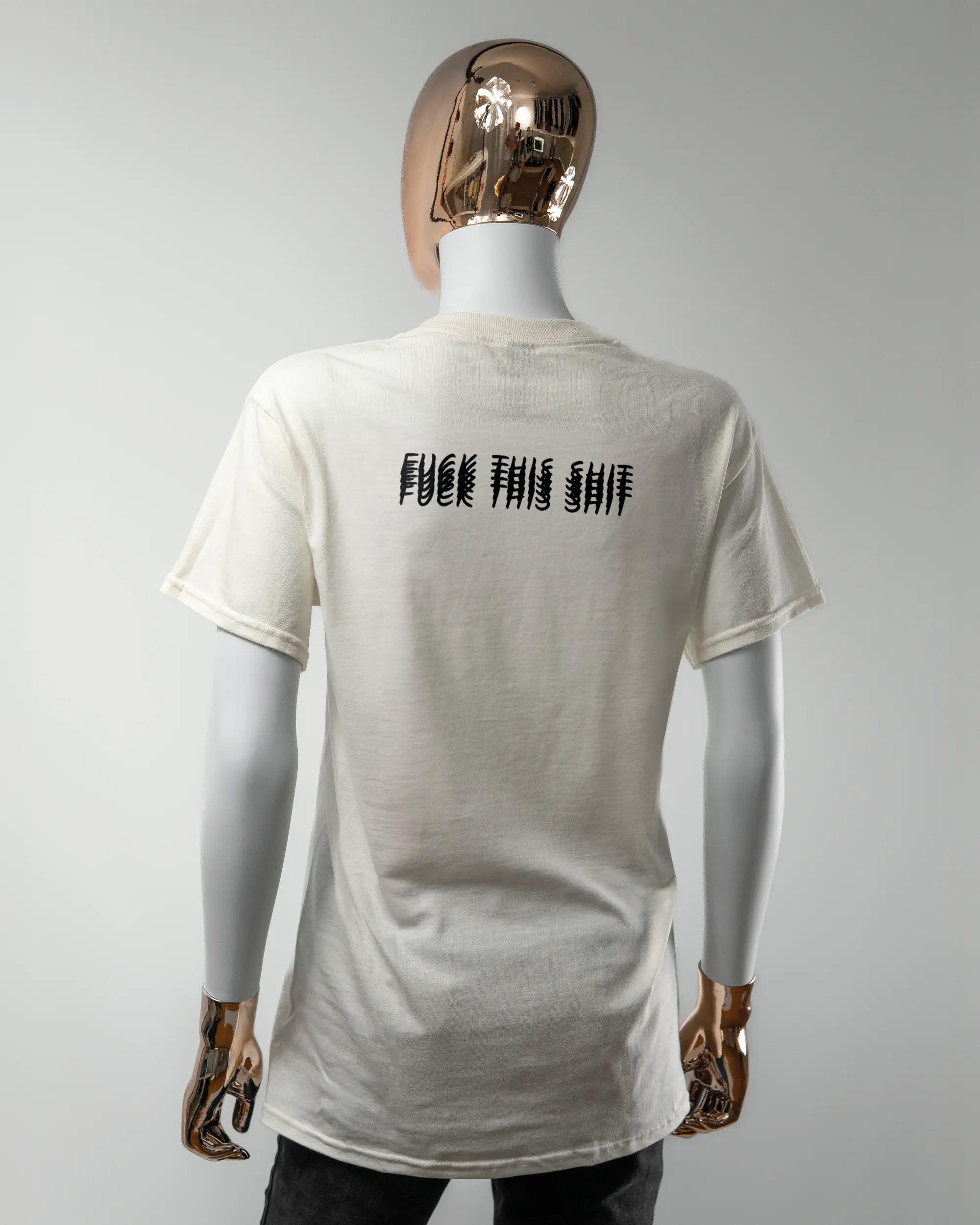 Rückseite des Basic Unisex T-Shirt Regular von Maondo mit dem Design Hidden Message in der Farbe White und in der Größe S getragen von einer femininen Puppe