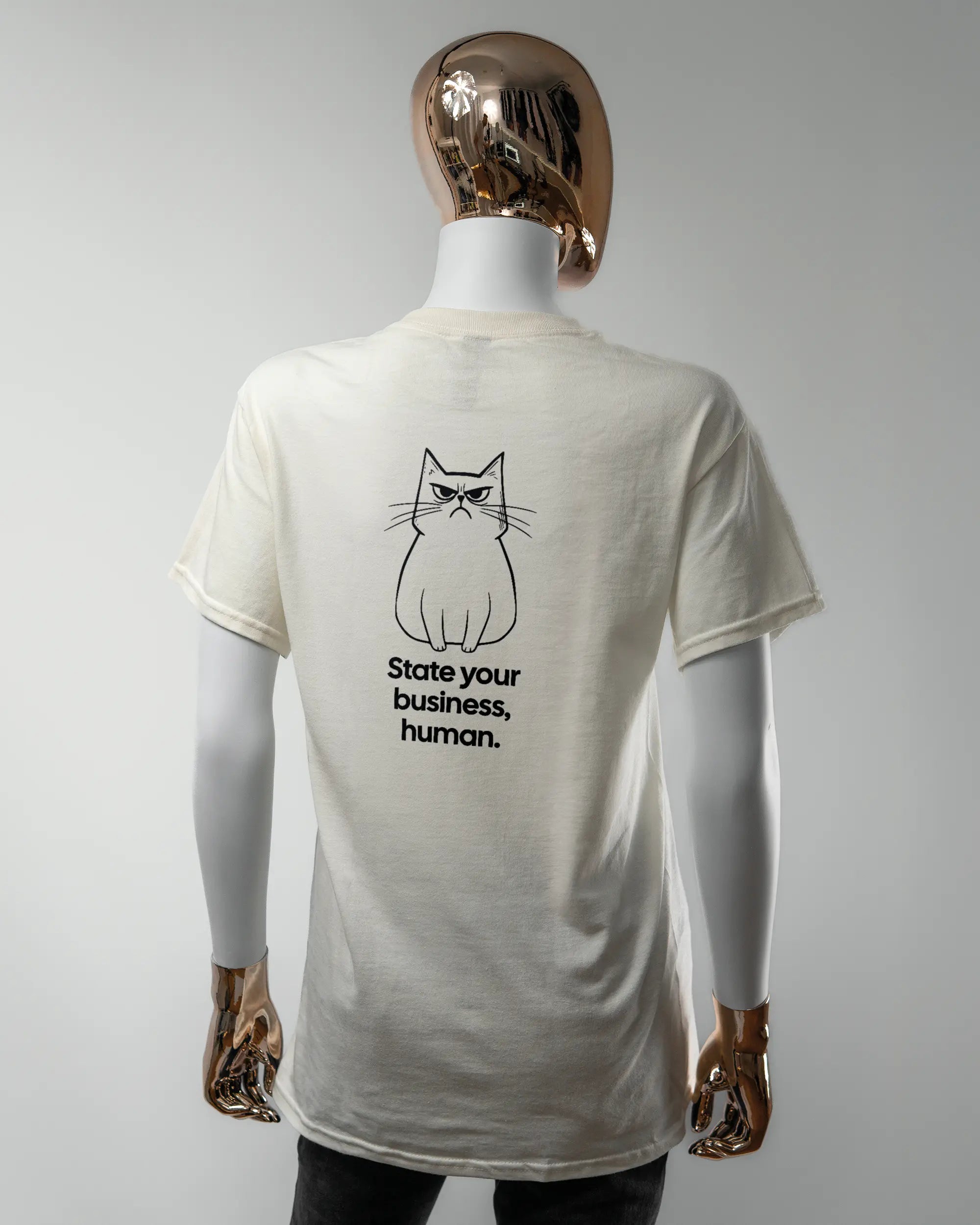 Rückseite des Basic Unisex T-Shirt Regular von Maondo mit dem Design Grumpy Purr in der Farbe White und in der Größe S getragen von einer femininen Puppe