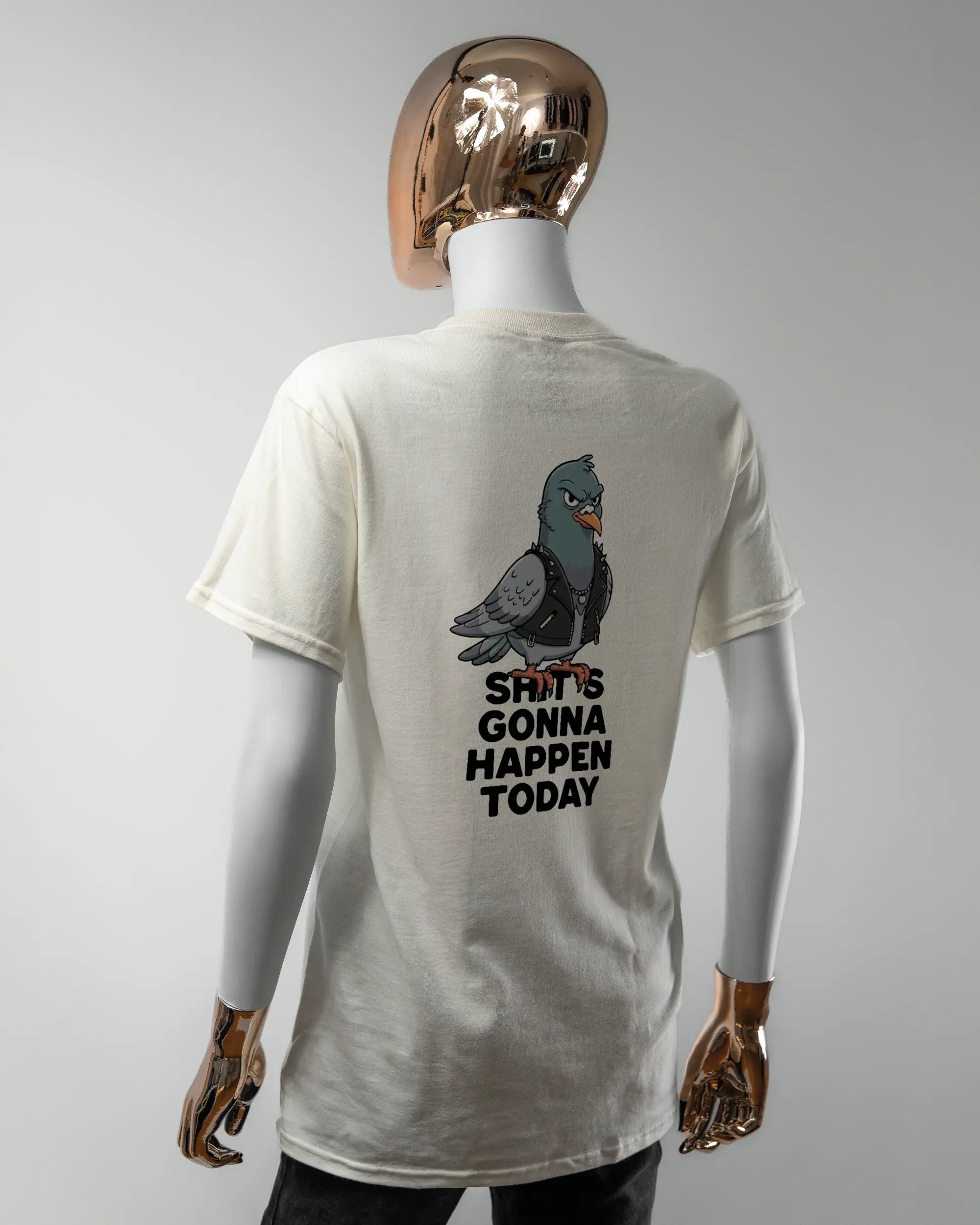 Rückseite des Basic Unisex T-Shirt Regular von Maondo mit dem Design Pigeon Pun in der Farbe White und in der Größe S getragen von einer femininen Puppe