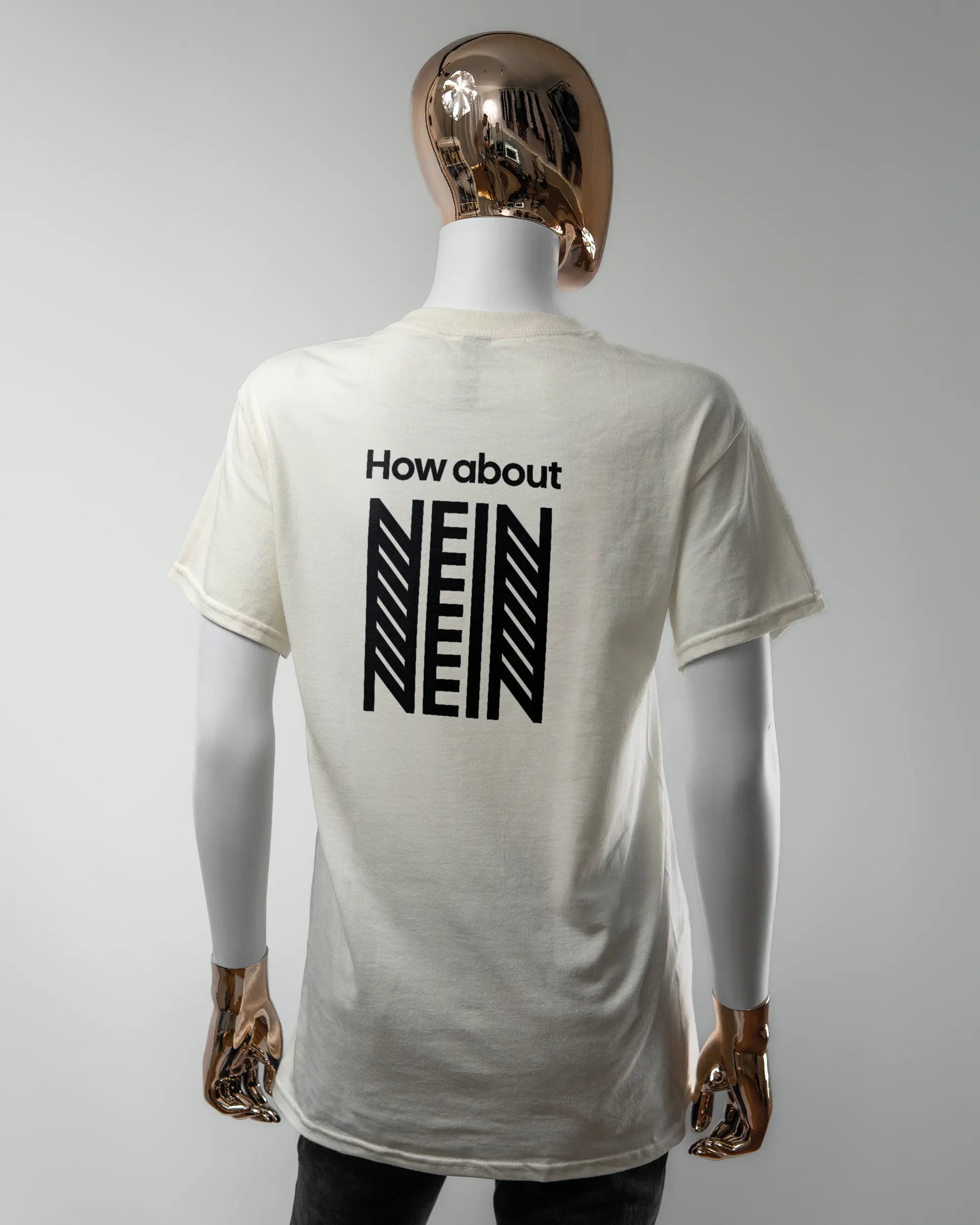 Rückseite des Basic Unisex T-Shirt Regular von Maondo mit dem Design How about nein in der Farbe White und in der Größe S getragen von einer femininen Puppe