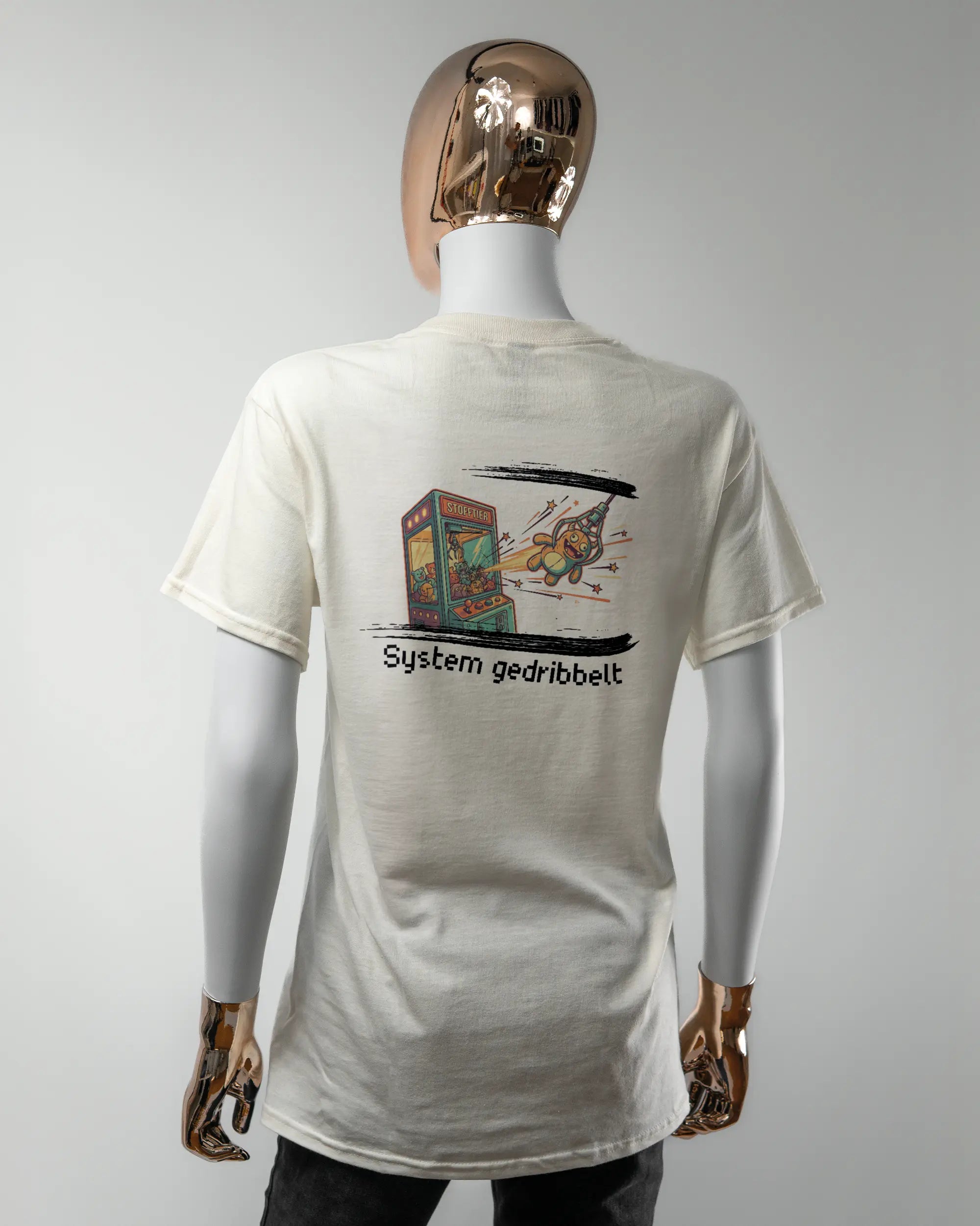 Rückseite des Basic Unisex T-Shirt Regular von Maondo mit dem Design System gedribbelt in der Farbe White und in der Größe S getragen von einer femininen Puppe