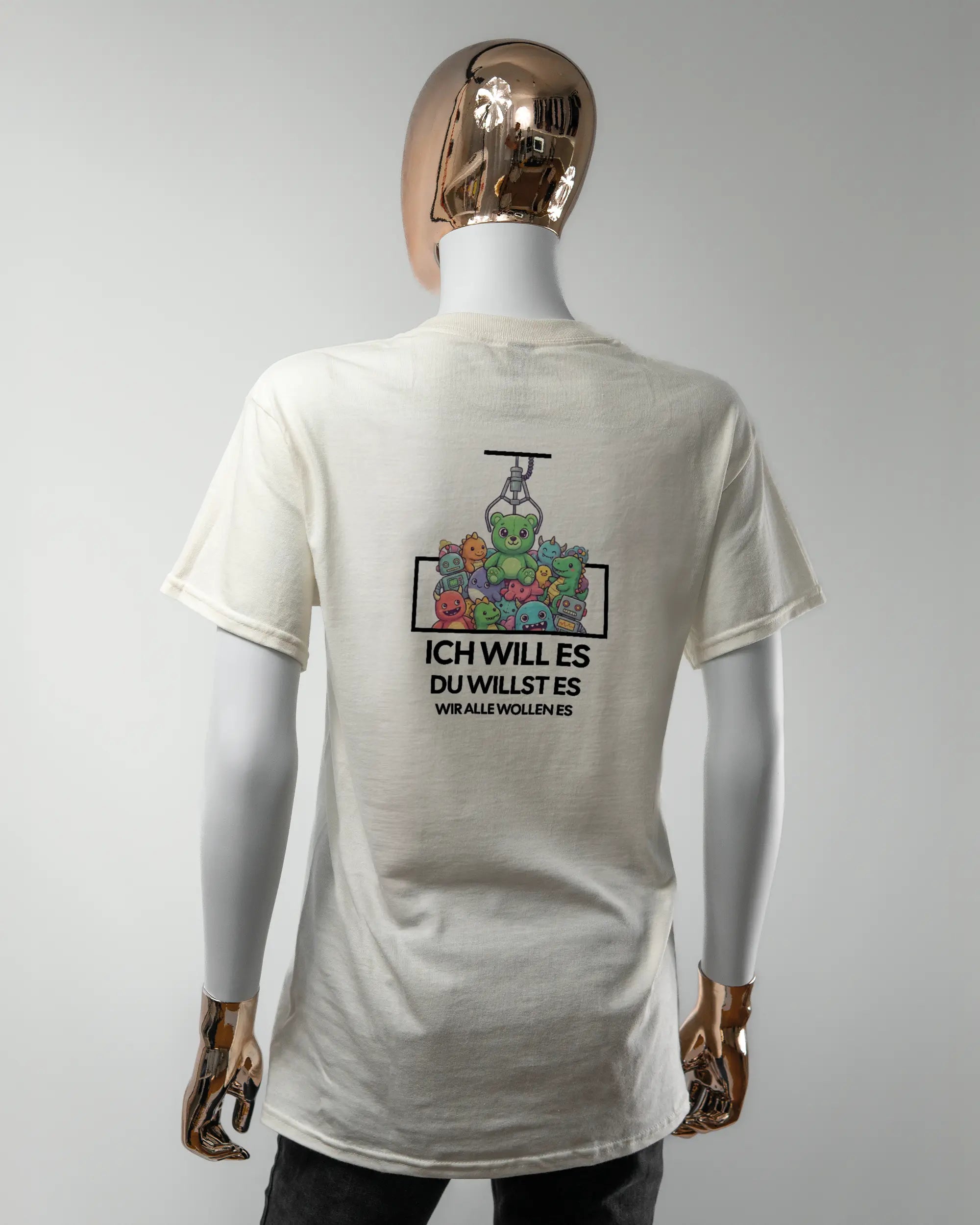 Rückseite des Basic Unisex T-Shirt Regular von Maondo mit dem Design Will Stofftier in der Farbe White und in der Größe S getragen von einer femininen Puppe