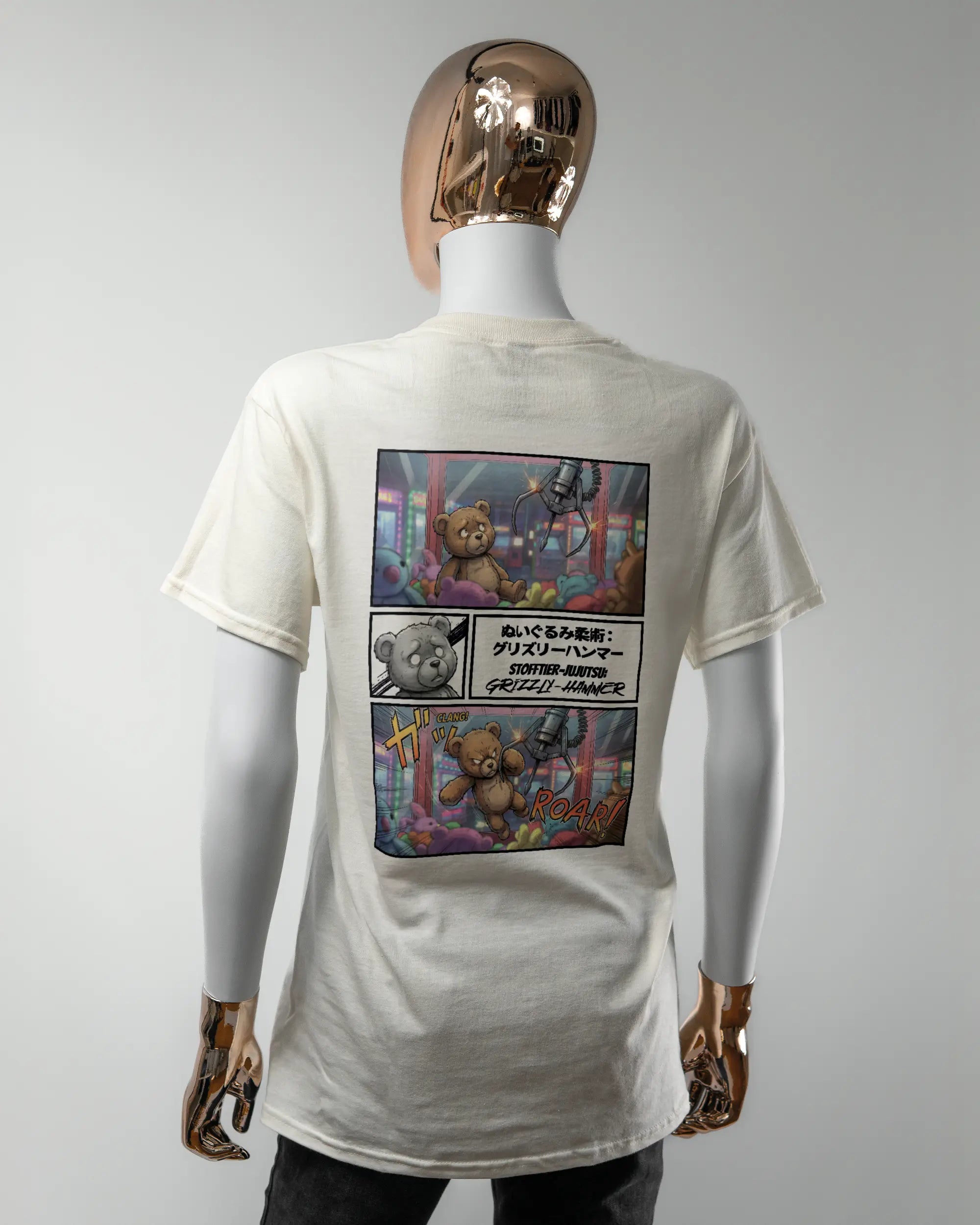 Rückseite des Basic Unisex T-Shirt Regular von Maondo mit dem Design Manga Stoff in der Farbe White und in der Größe S getragen von einer femininen Puppe