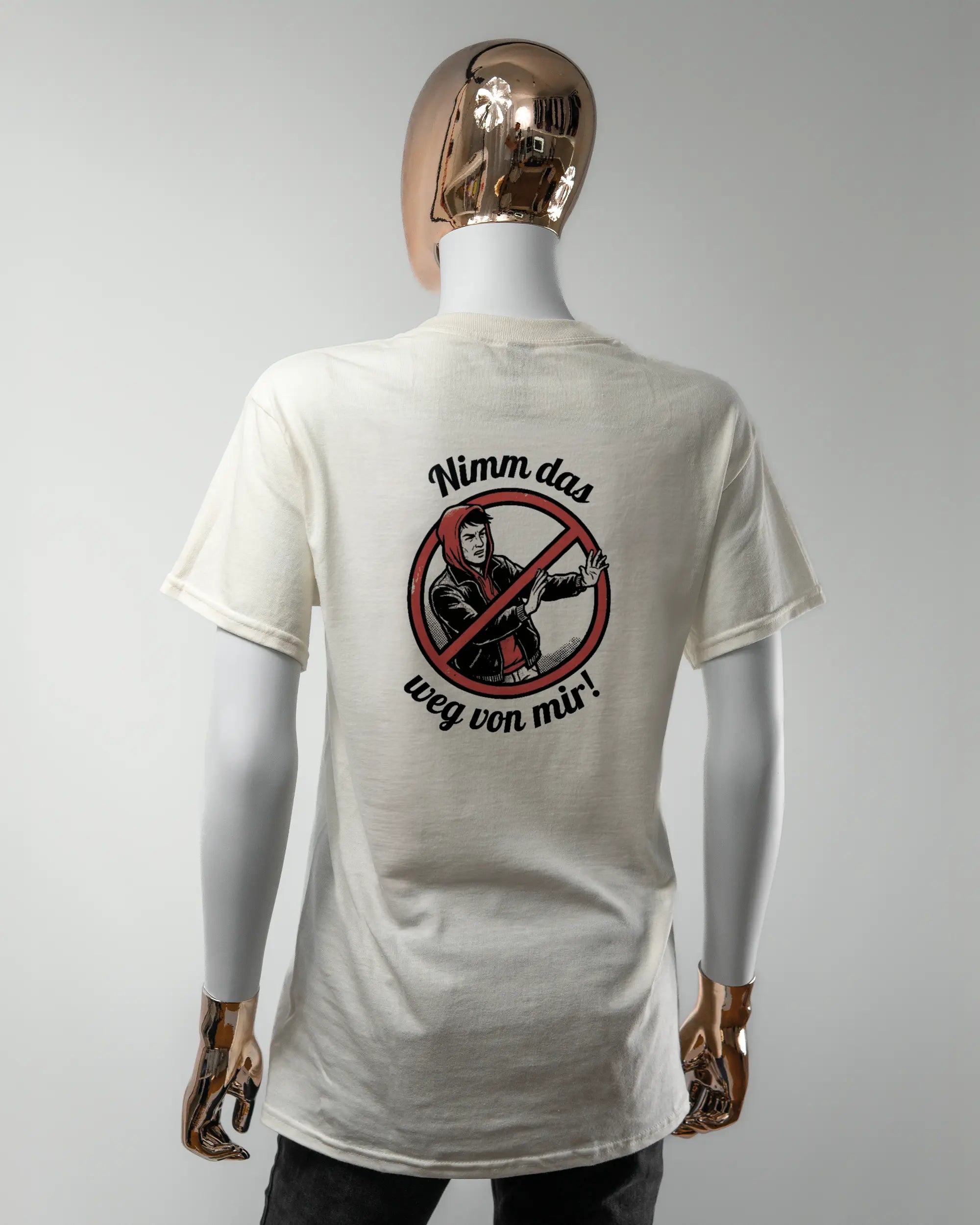 Rückseite des Basic Unisex T-Shirt Regular von Maondo mit dem Design Nimm das weg in der Farbe White und in der Größe S getragen von einer femininen Puppe