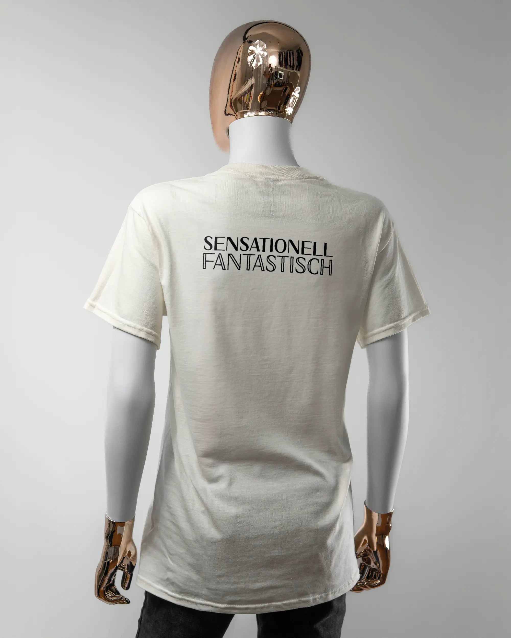 Rückseite des Basic Unisex T-Shirt Regular von Maondo mit dem Design Sensationell in der Farbe White und in der Größe S getragen von einer femininen Puppe