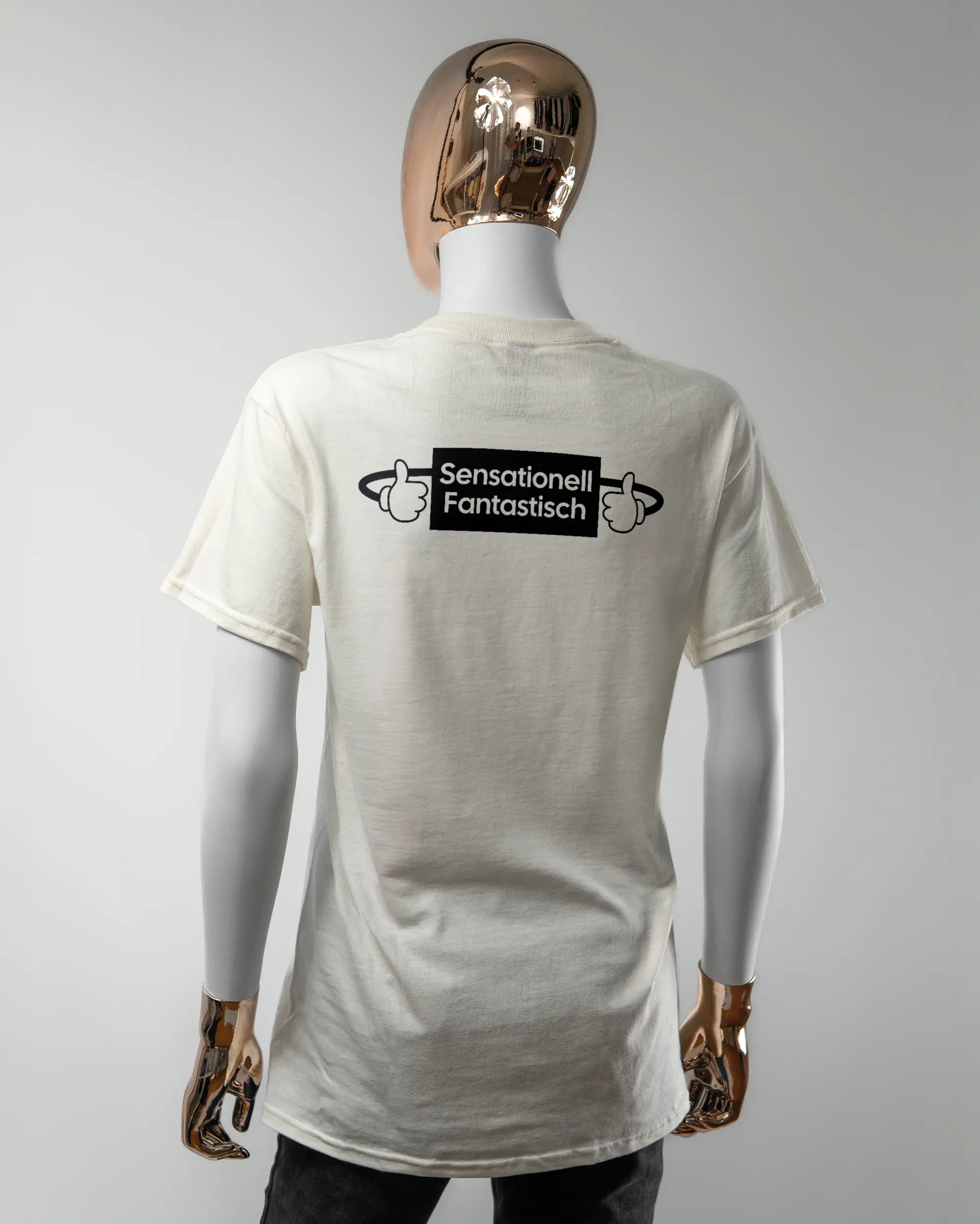 Rückseite des Basic Unisex T-Shirt Regular von Maondo mit dem Design Fantastisch in der Farbe White und in der Größe S getragen von einer femininen Puppe