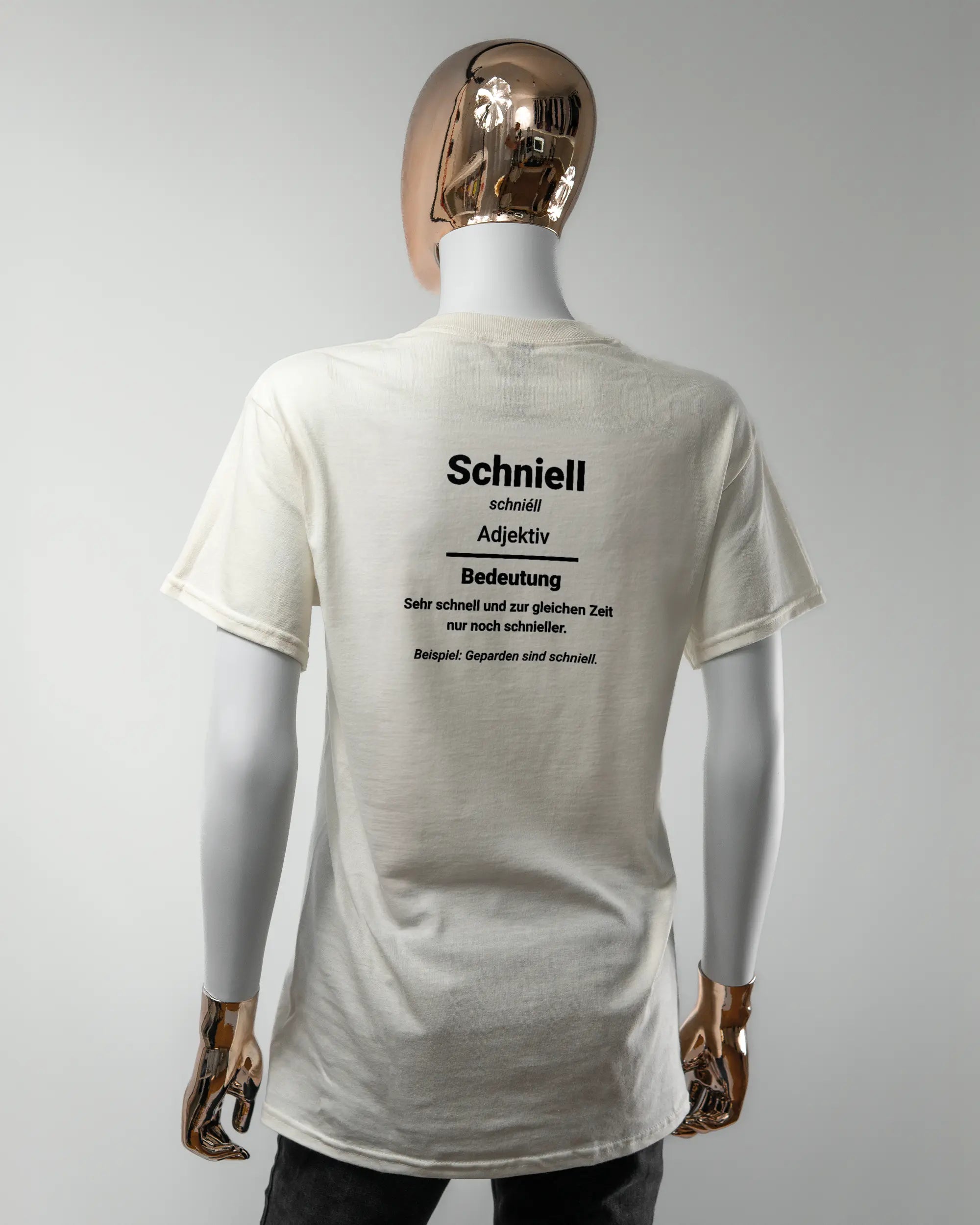 Rückseite des Basic Unisex T-Shirt Regular von Maondo mit dem Design Schniell in der Farbe White und in der Größe S getragen von einer femininen Puppe